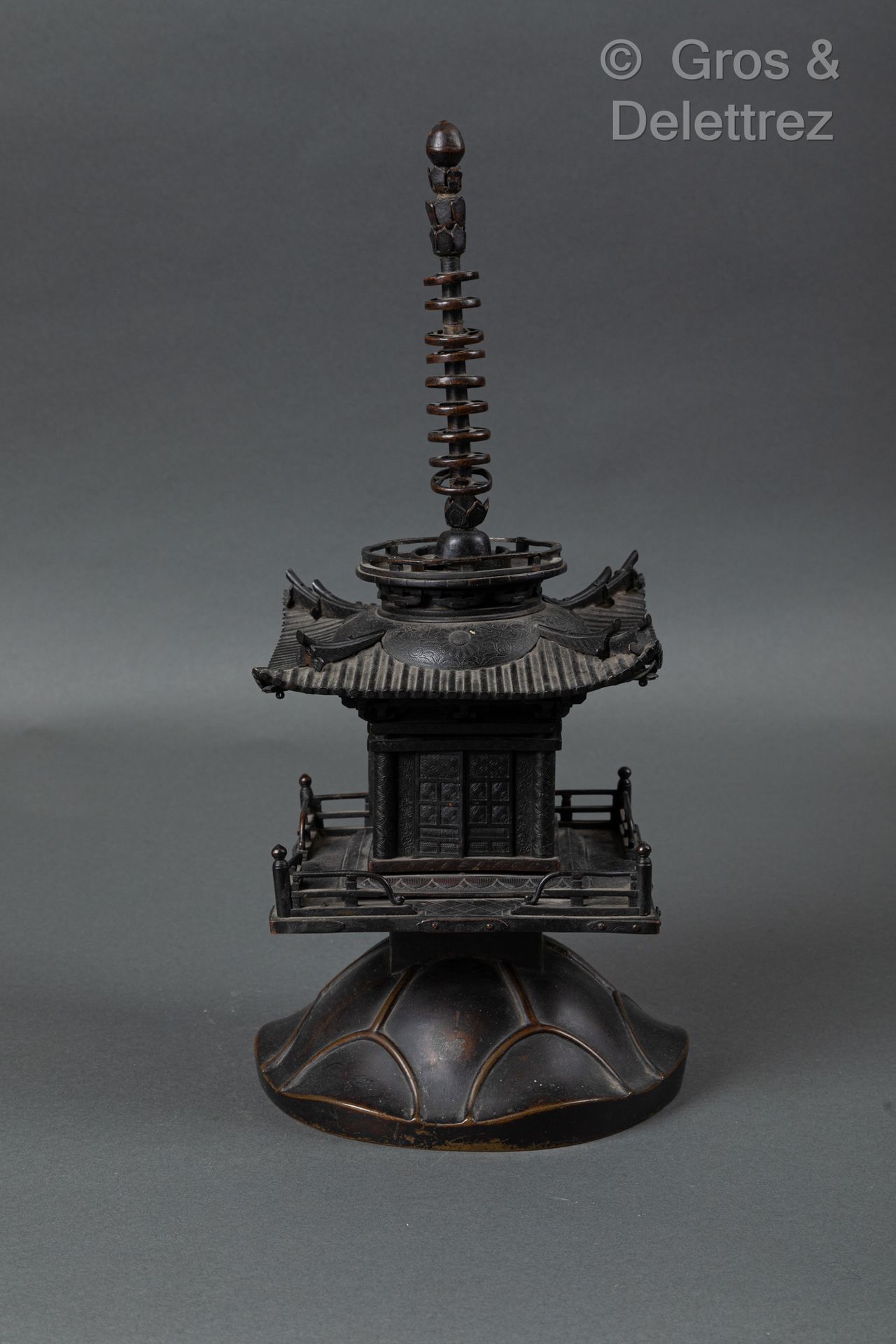 Null Japon, période Meiji 
Torii en bronze, son toit à pans coupés, entouré d’un&hellip;