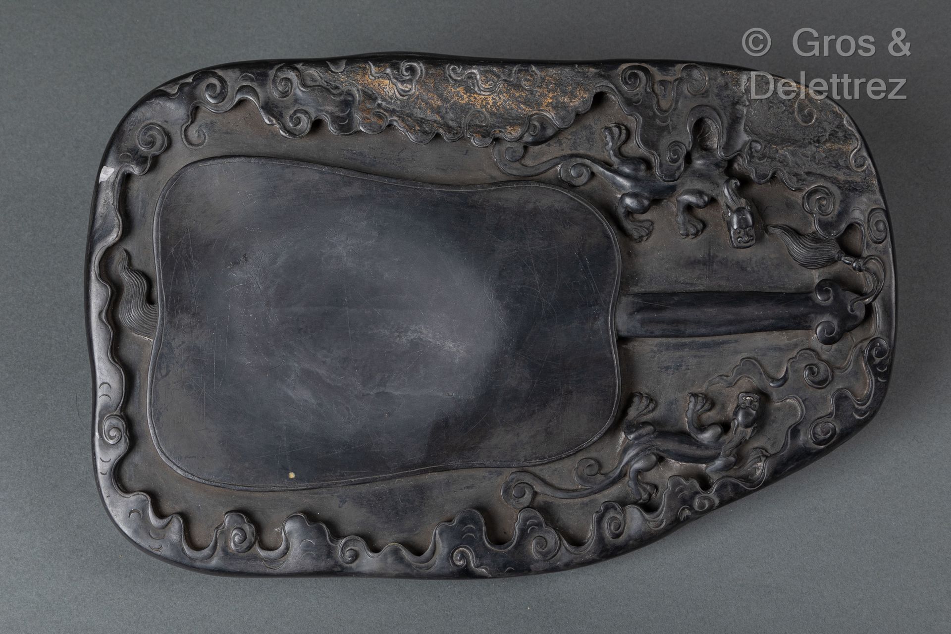 Null China, periodo Qing
Gran tintero de piedra dura negra con decoración tallad&hellip;