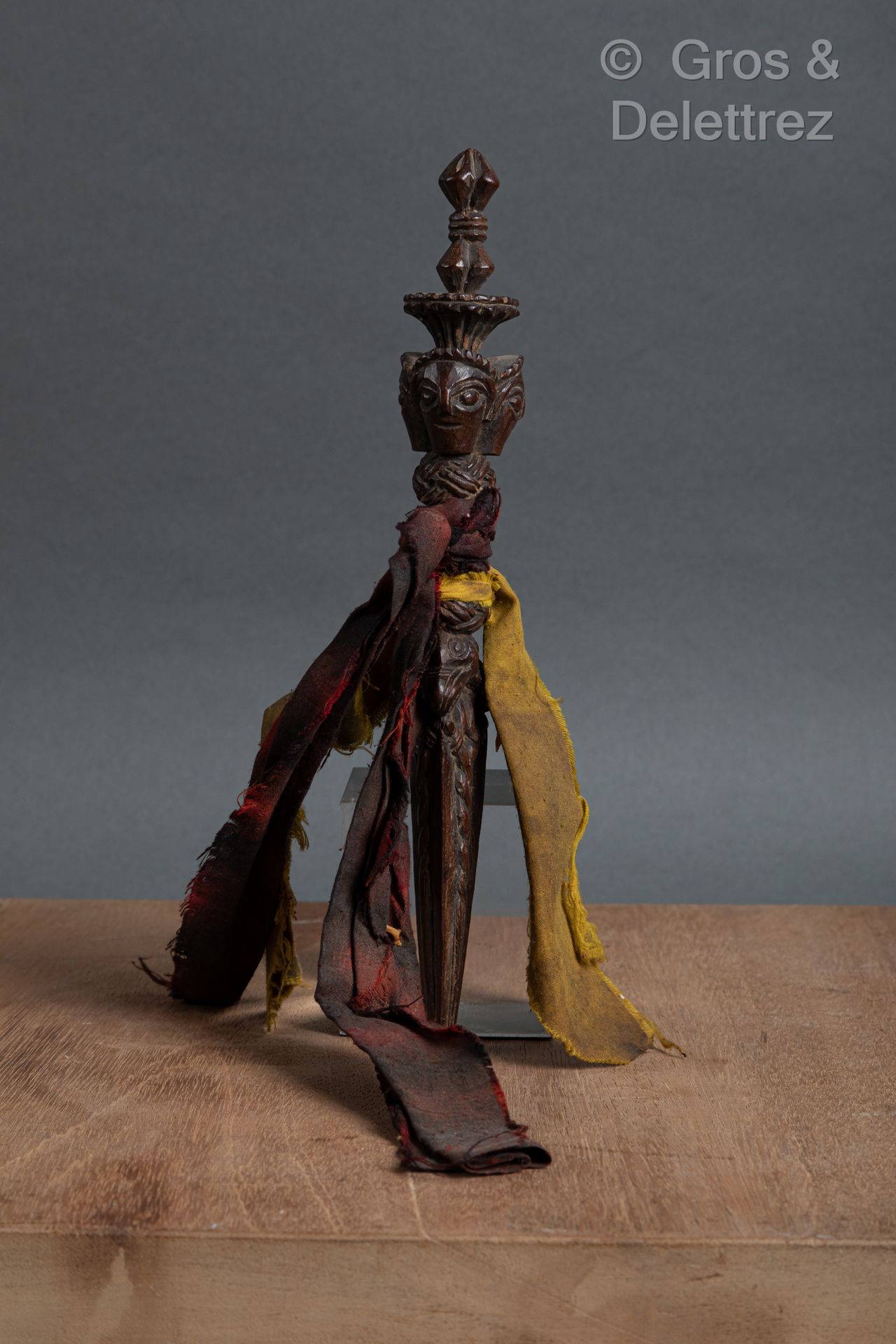 Null 饰有三个面具的铜化木制福尔巴，莱饰有交织的蛇。 
25厘米