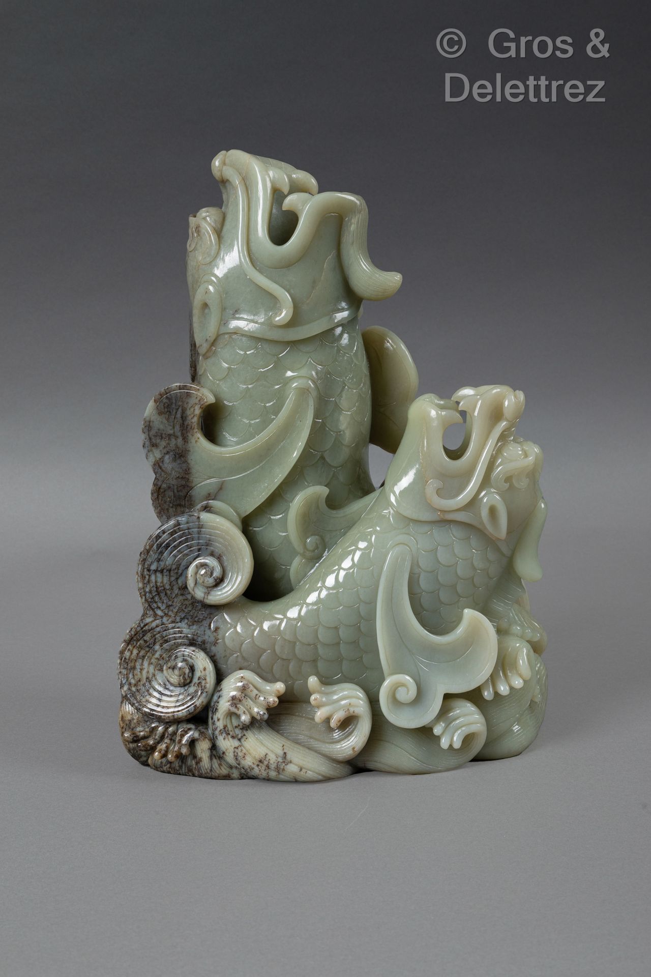 Null Cina, XX secolo
Grande gruppo in giada celadon venata di marrone, raffigura&hellip;