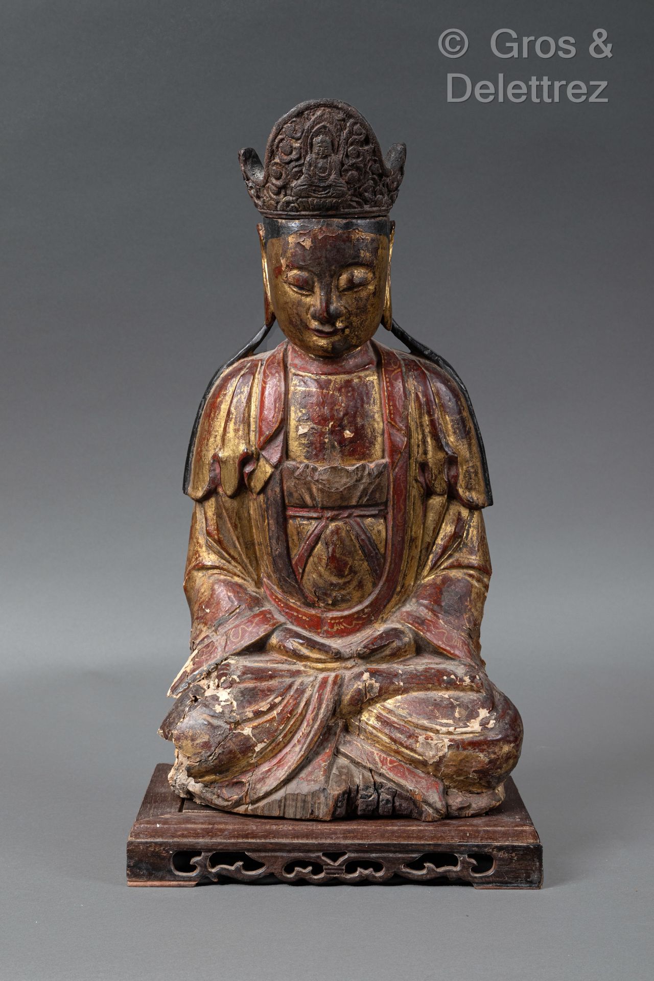 Null 越南，18-19世纪 
金色、红色和棕色漆木雕像，表现佛祖坐着打坐，双手抱膝，半闭着眼睛表示安详，头发挽成发髻，被带有花卉图案的头饰所包围着。 
H.&hellip;