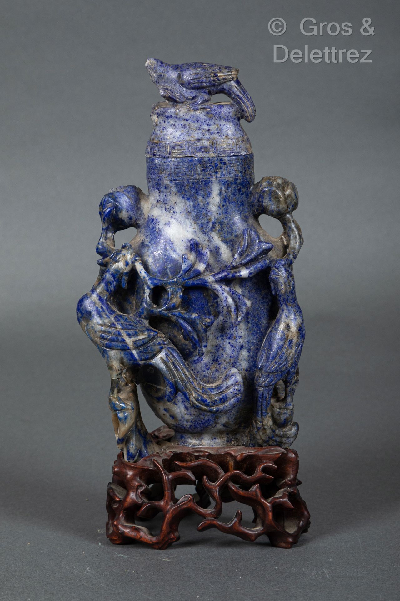 Null 中国，约1920年
青金石覆盖的柱形花瓶，雕刻着木兰花中的佛光鸟，盖子上有一只鸟。 
H.17.5厘米 
(缺口、碎裂、损坏和丢失)