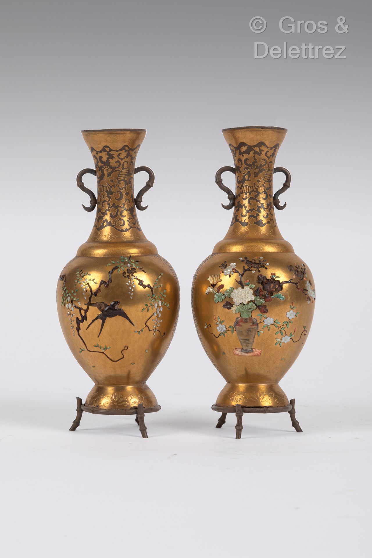 Null JAPAN, Meiji period (1869-1912)
Pair of small gold lacquer vases with long &hellip;