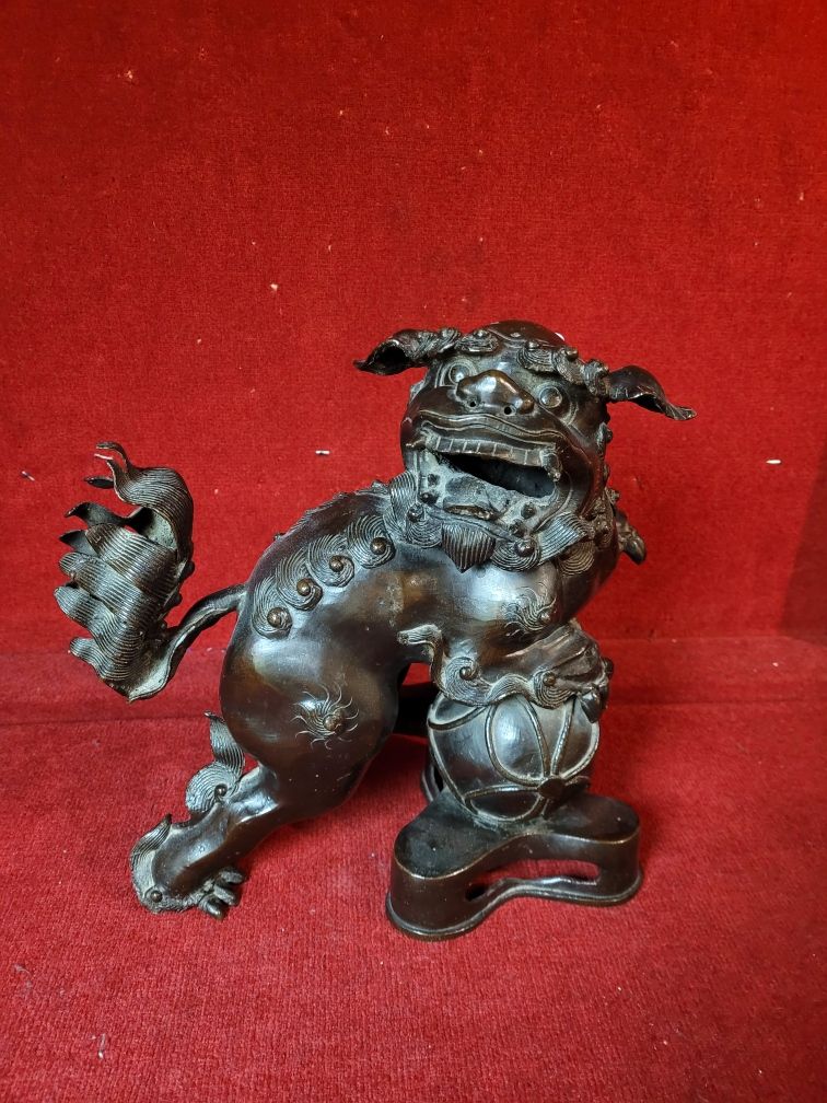 Null JAPAN. Fô-Hund aus patinierter Bronze mit Pfote auf einem durchbrochenen Ba&hellip;