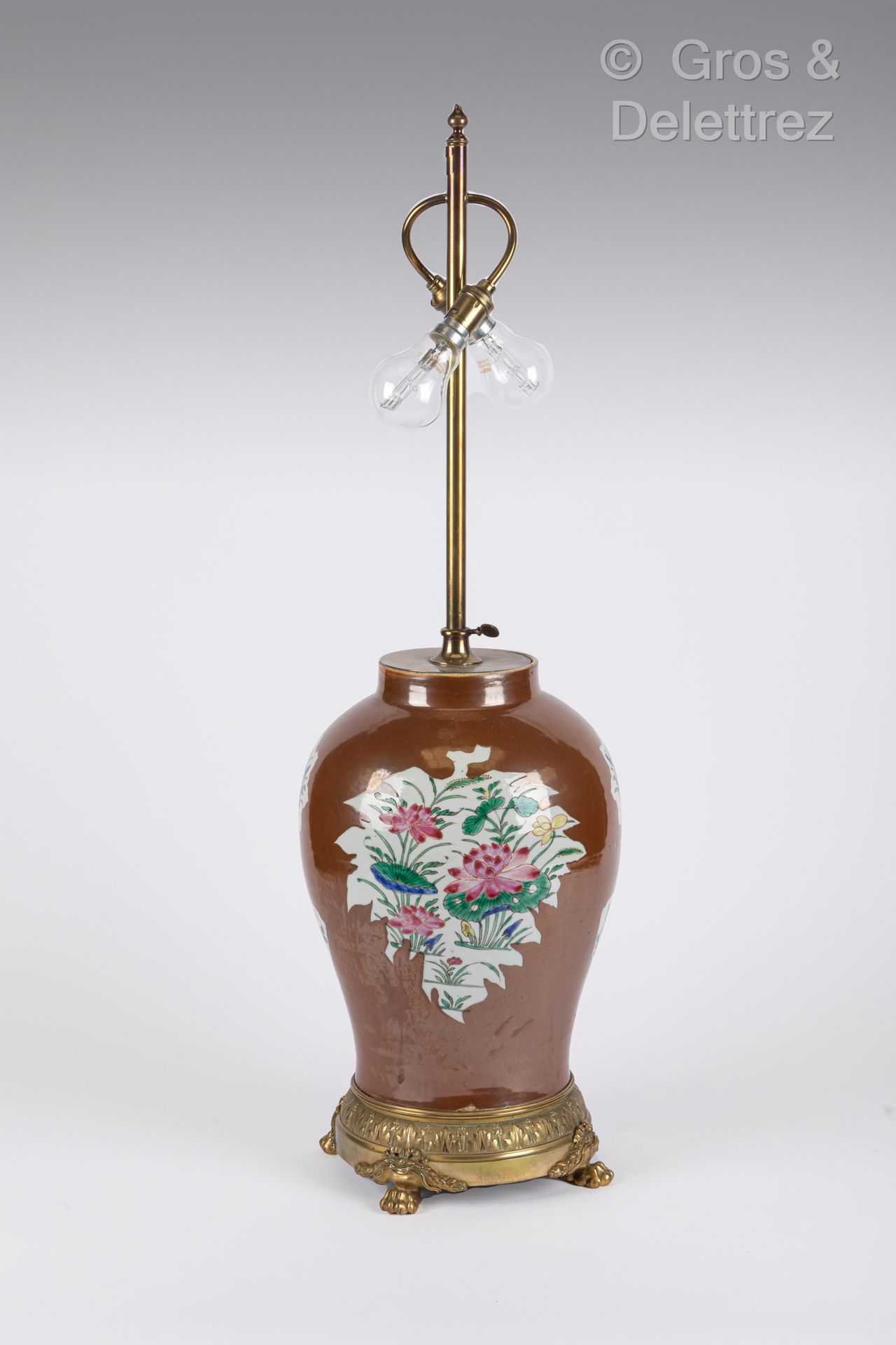 Null 中国，18世纪
瓷器花瓶，用粉彩装饰
两片大叶子中的花朵（荷花、牡丹、梅花）。
在两个大的叶子形状的储备中
两片大叶子中的花朵（荷花、牡丹、梅花）与较&hellip;