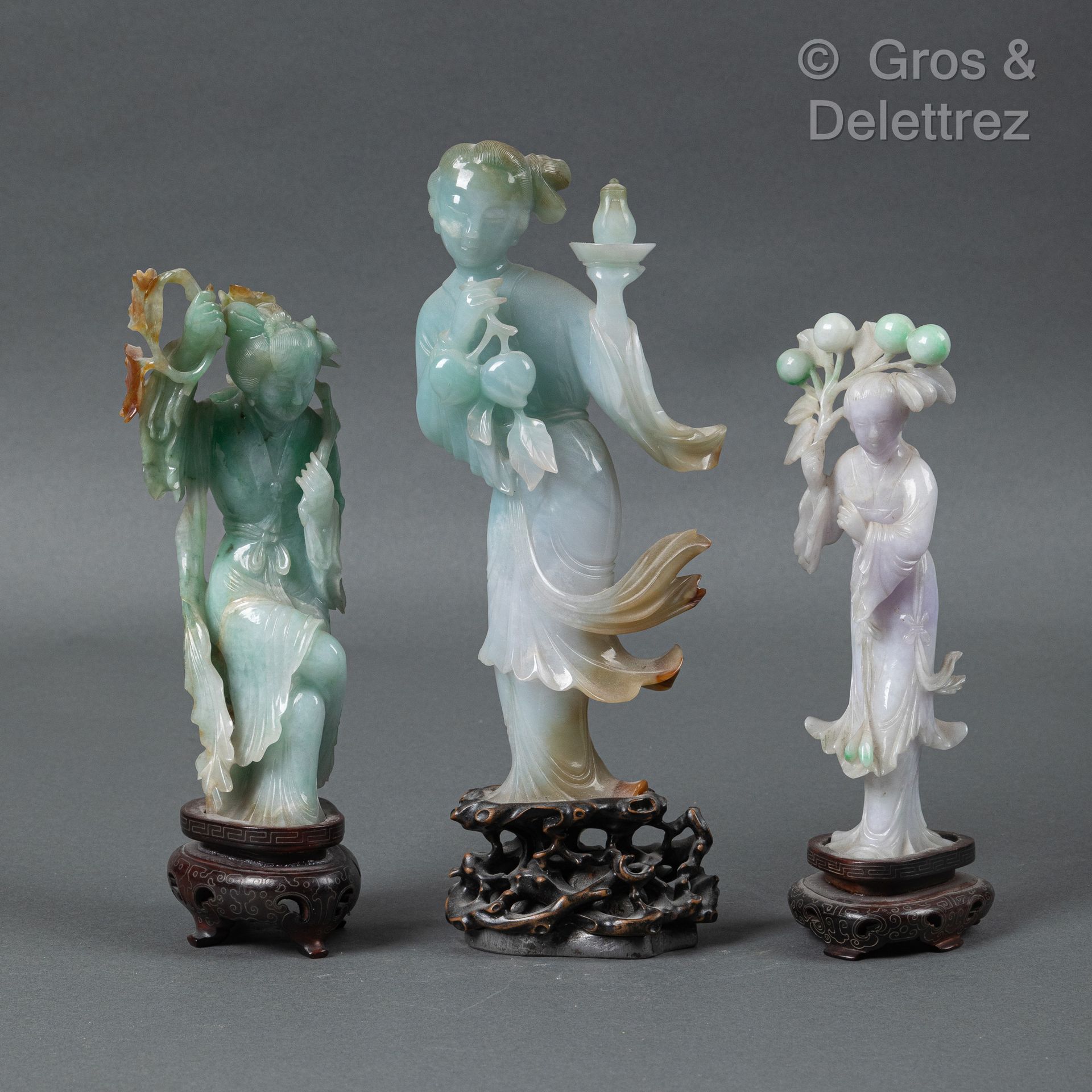 Null 中国。三件翡翠雕塑，色调为淡紫色、绿色和铁锈色，描绘的是春天的女神，其中一件拿着茶壶，上面有长寿桃，一件是两根花枝，最后一件是罪恶之枝。
20世纪
高&hellip;