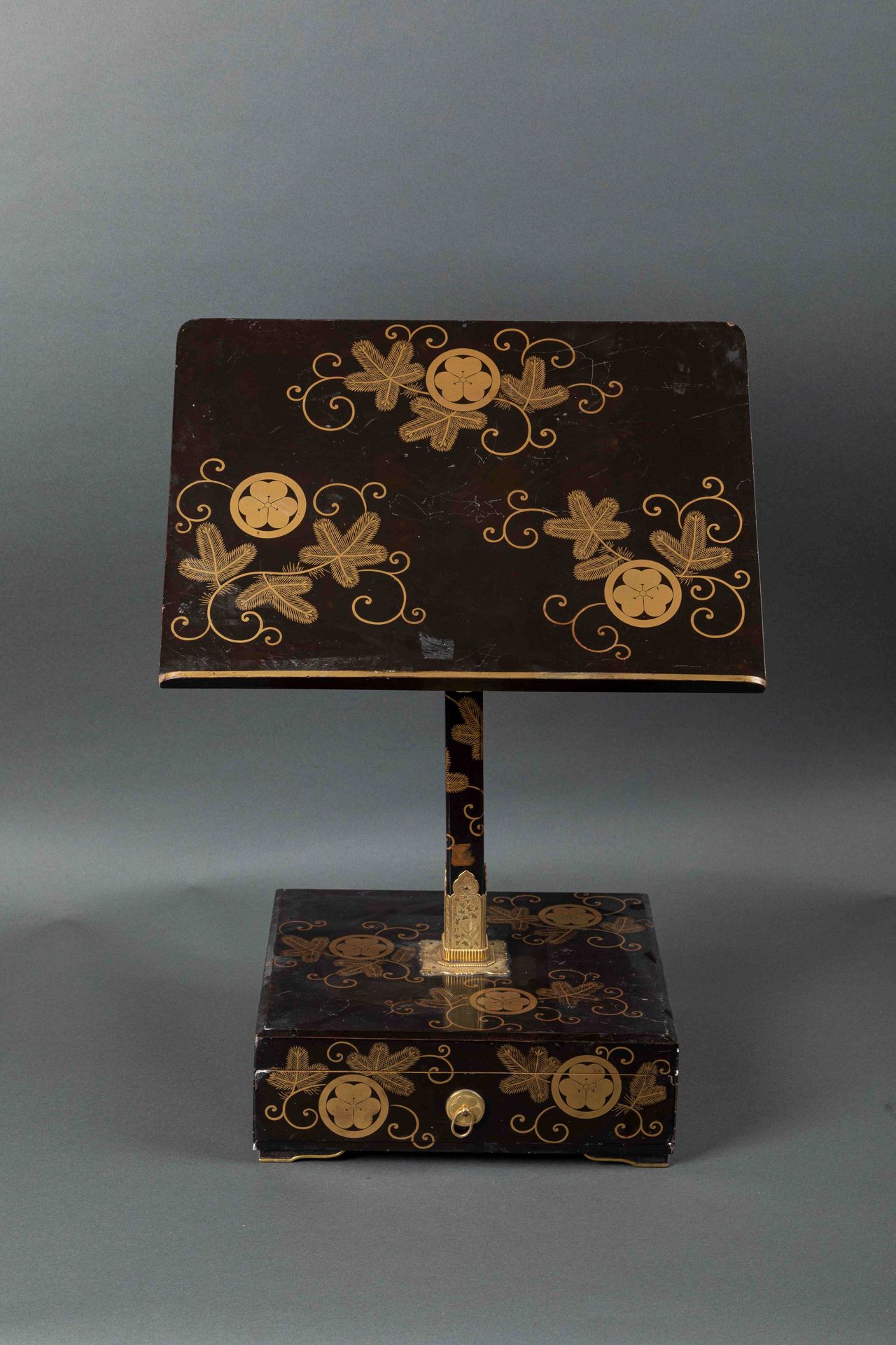 Null Japan
Black lacquered wood lectern with a drawer on the base.
Meiji period
&hellip;