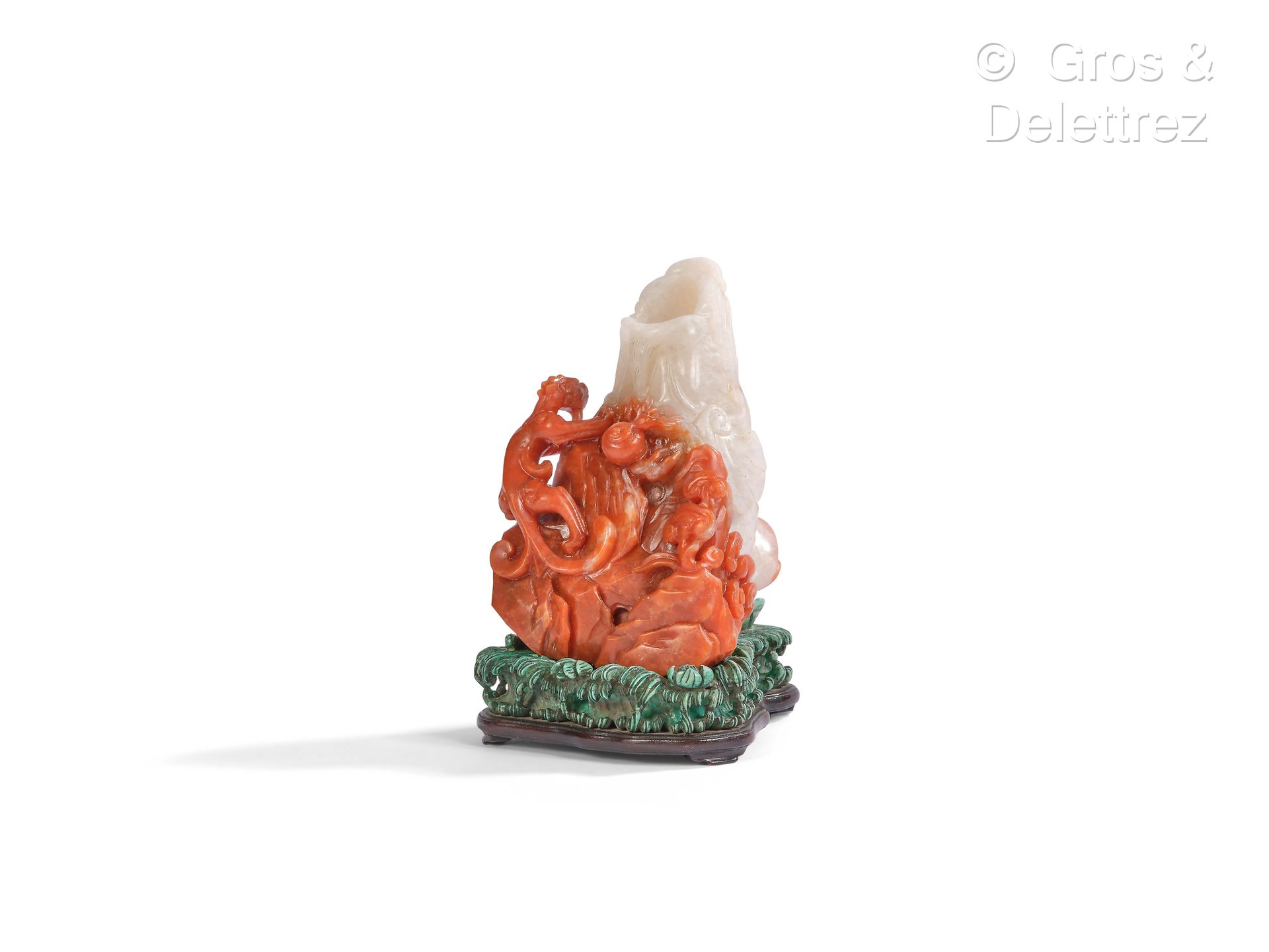 Null 中国，20世纪 
白玉髓玛瑙和珊瑚组，精雕细琢的海龙从发泡的海浪中浮出，附近有一块石头，上面站着一个麒麟，旁边是圣洁的宝石和灵芝。 
H.10.9厘米&hellip;