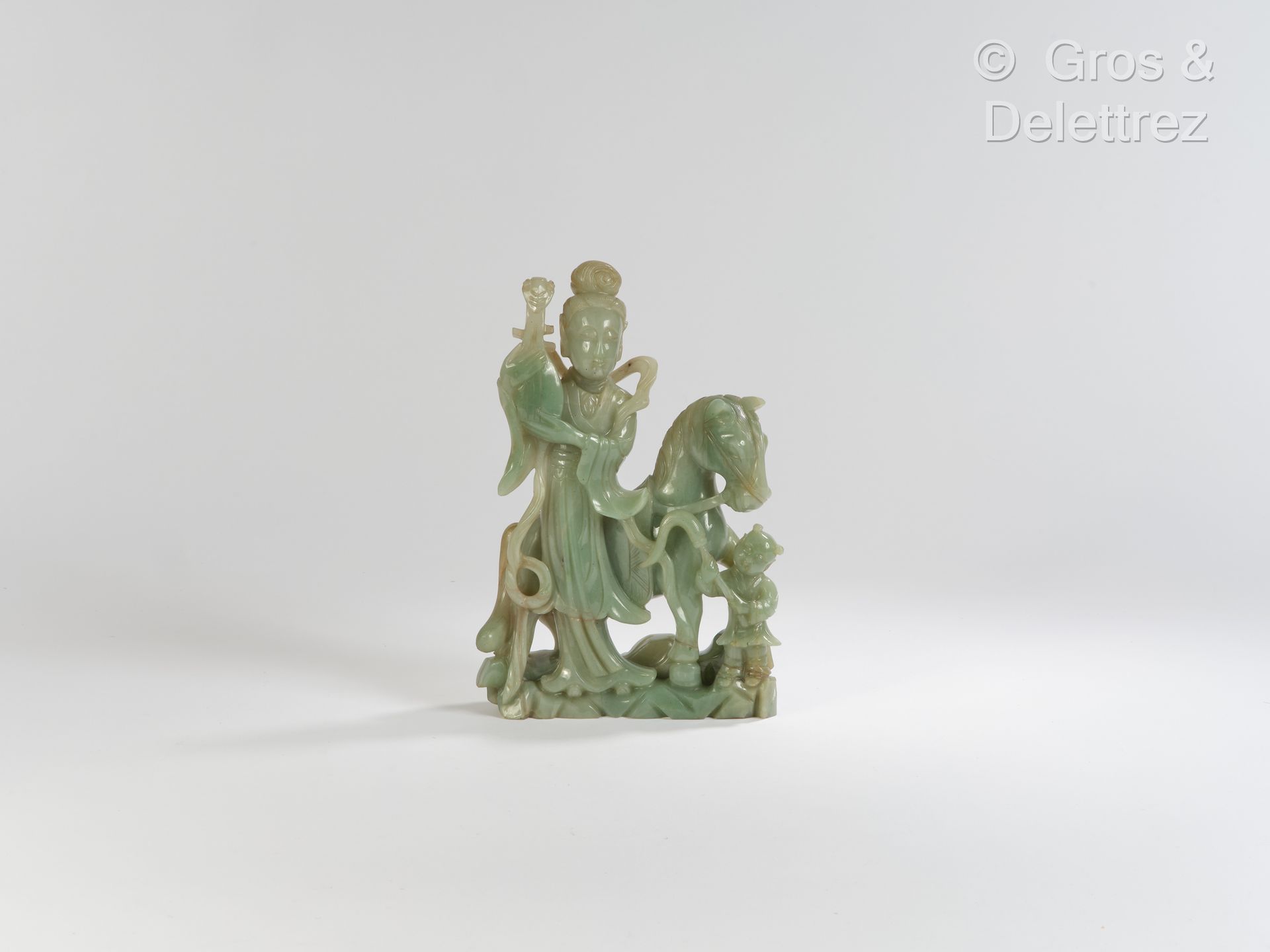 Null 中国 约1920年
绿色浸润的翡翠组，描绘了一个手持琵琶的女音乐家，并有一个骑马的孩子陪伴。
高度：23厘米