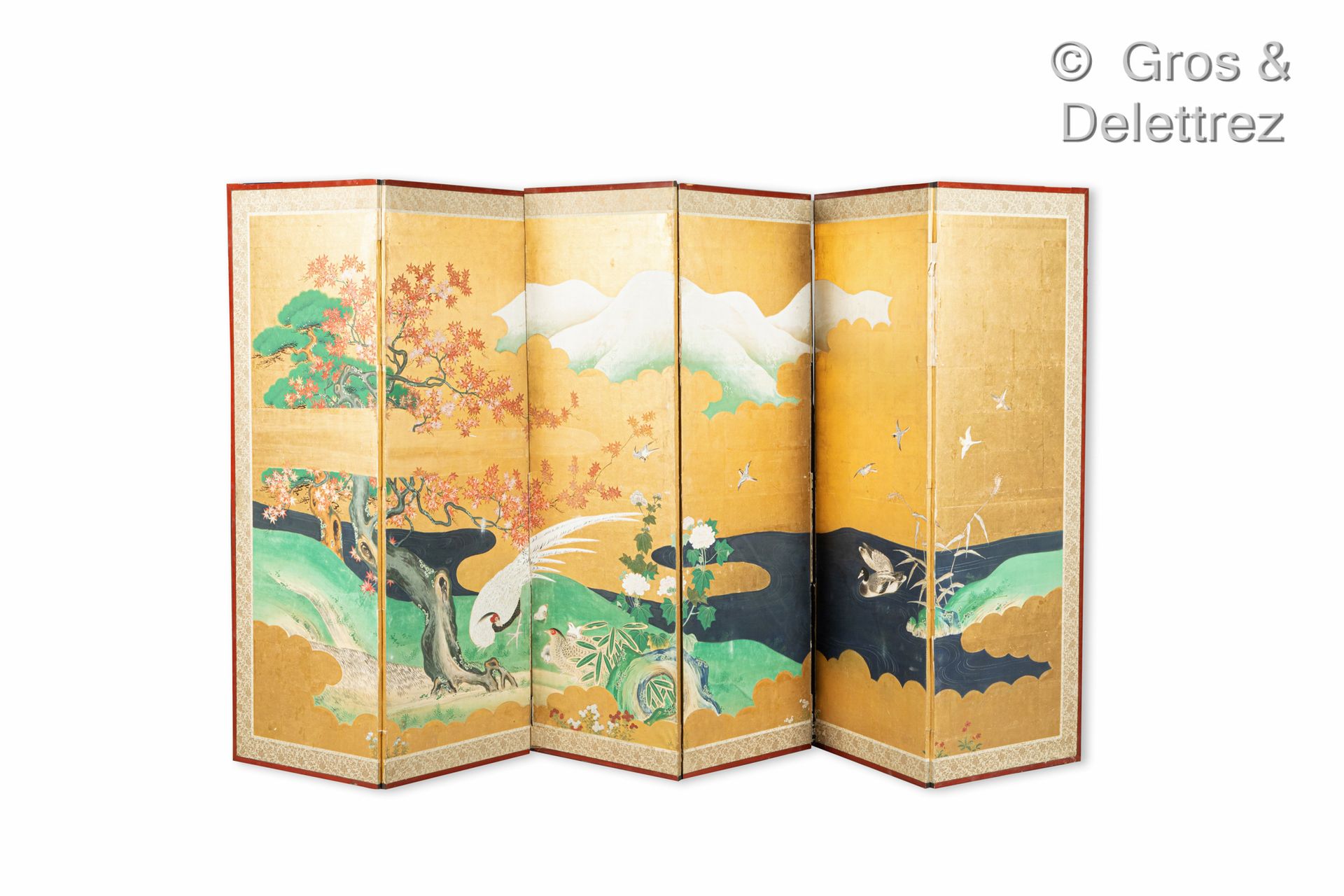 Null 日本
大型六叶折叠屏风，在金箔背景上描绘了仙鹤在有河流和松树的山景前。
明治时期（1868-1912）。
每片叶子174 x 59厘米（有待重新固定）&hellip;