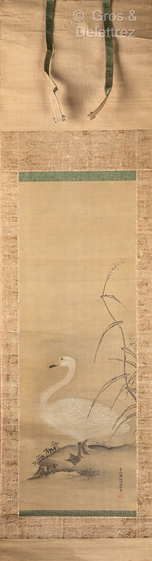 Null 水墨和彩绘在丝绸上，描绘了一只天鹅在河岸边的芦苇丛中。伪作署名为Kano Tsunenobu。 
日本，19世纪 
尺寸100 x 35厘米，有污点