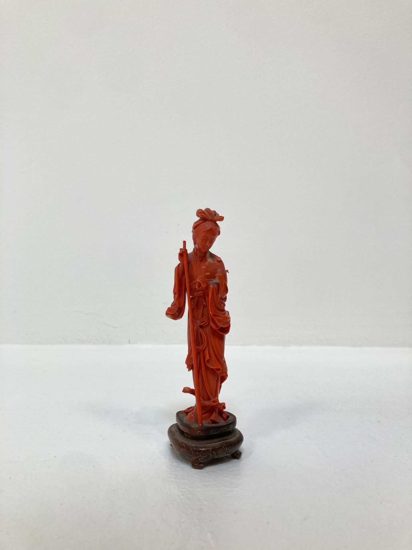 Null CHINE. Statuette en corail rouge sculpté figurant une jeune
femme.
XXe sièc&hellip;