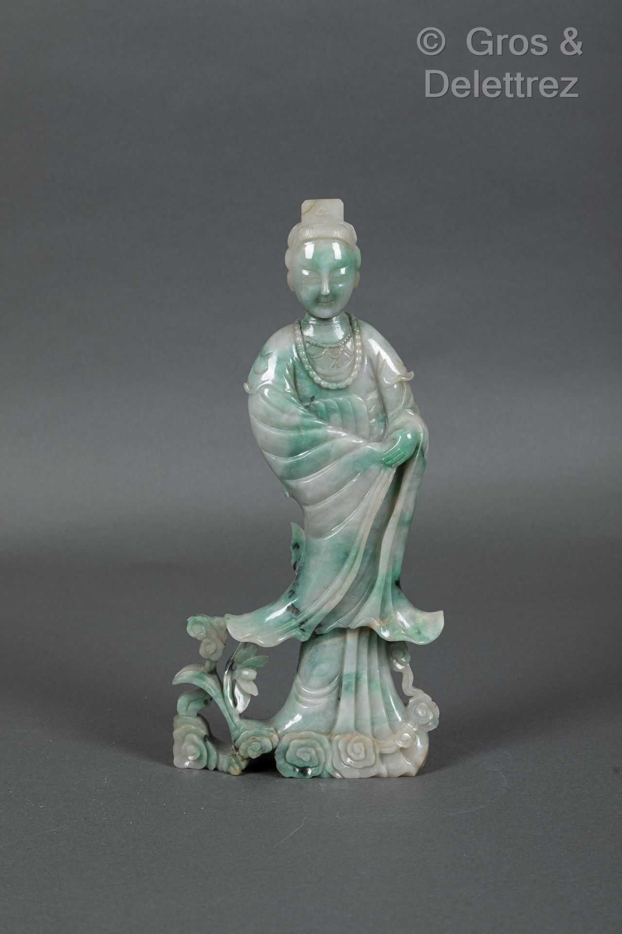 Null 中国，约1920年
一件重要的翡翠雕像，表现了一个站在云朵和莲花上的女神。 
H.27.5厘米 
(损坏和丢失的部分)