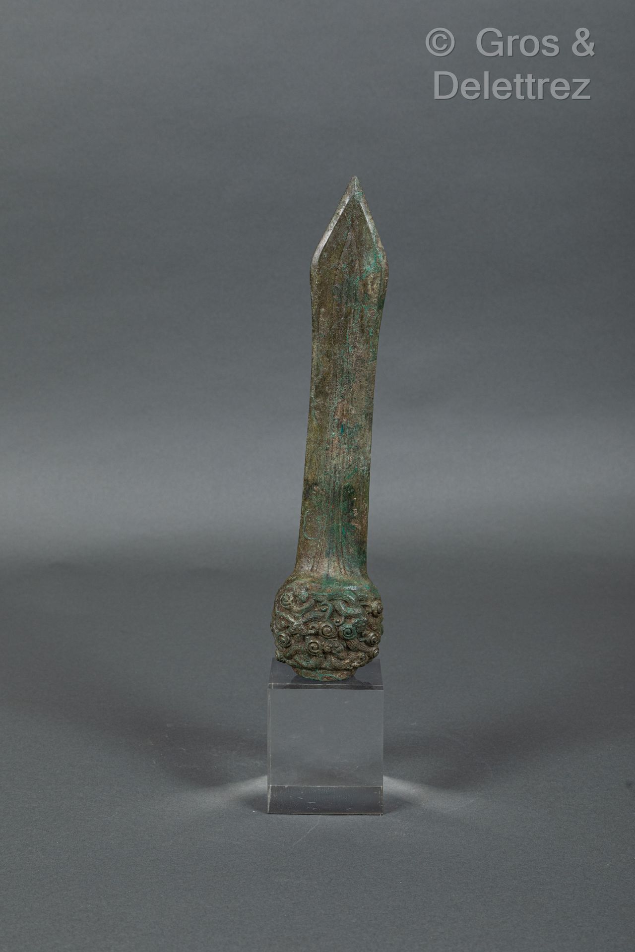 Null 中国，20世纪
一套三件古铜器，包括一把匕首，一个战国风格的花瓶，和一个古瓶。 
直径22.2至26厘米