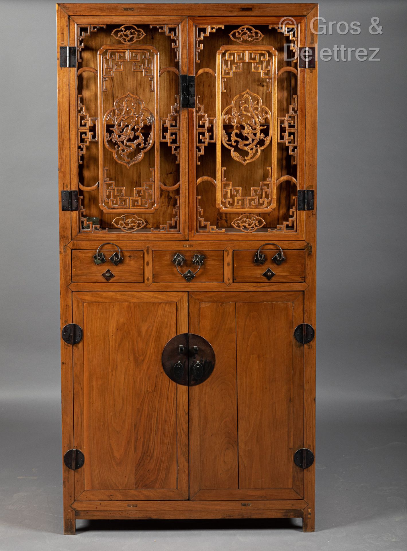 Null 榆木柜子，有淡淡的铜锈，铁制的配件，两面开门，中间有三个抽屉隔开，上面的门饰有龙和风格化的几何图案。
中国，20世纪初
尺寸189 x 91 x 49&hellip;
