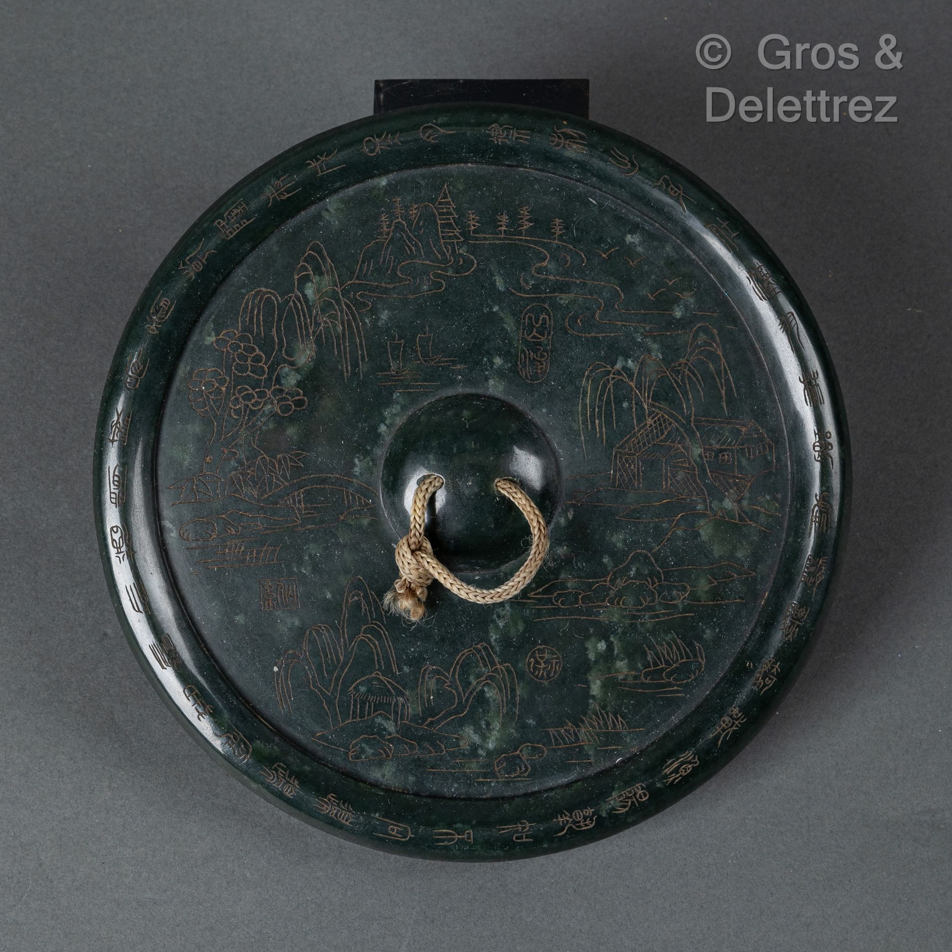 Null China, 20. Jahrhundert
Kreisförmige Platte aus grünem Serpentin mit inkrust&hellip;