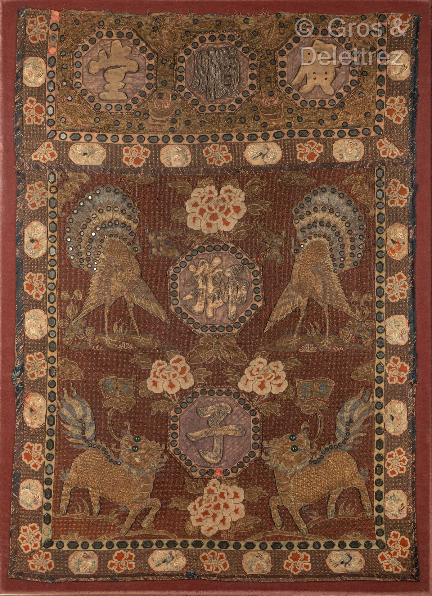 Null 中国。织物和金属线的横幅，装饰着狗和孔雀。
19世纪
120 x 82厘米