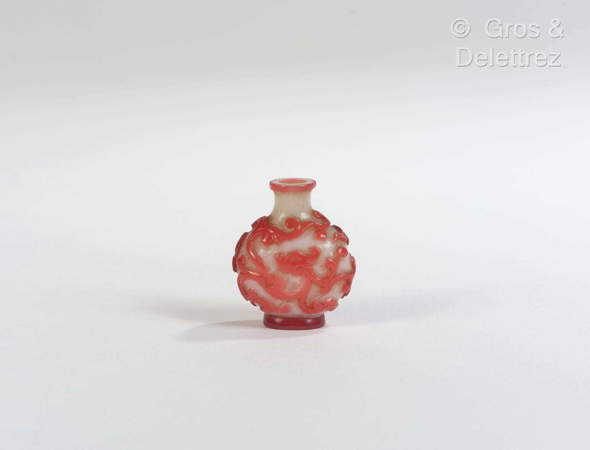 Null 中国，18世纪
白底红套玻璃的小型微型鼻烟盒。
四字乾隆款。
高：3厘米