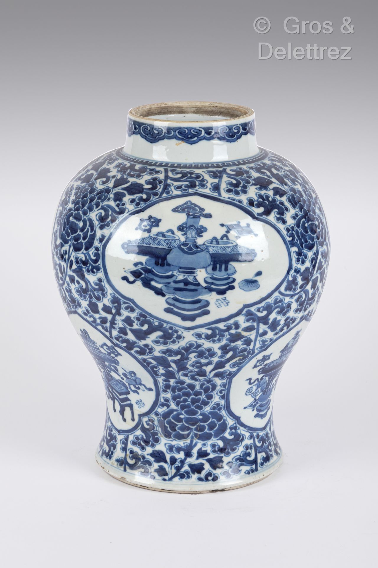 Null CHINA, siglo XVIII
Jarrón de porcelana azul y blanca, decorado con muebles
&hellip;