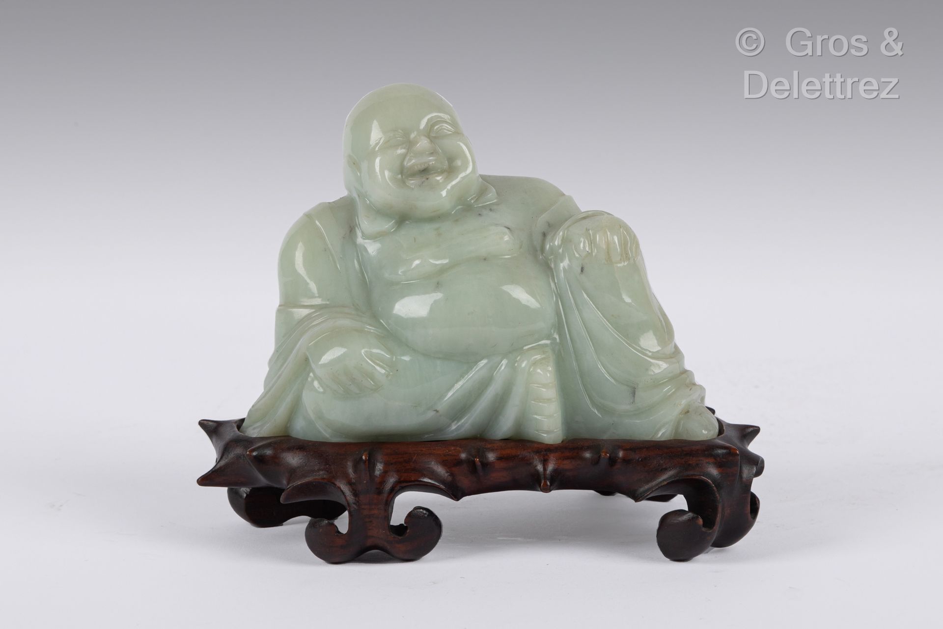 Null 中国，约1930年
苍白的皂石主题，表现Milefo（又称Boudaï），微笑着，躺在他的右边。
这幅作品表现了Milefo（又称Boudaï）微笑着&hellip;