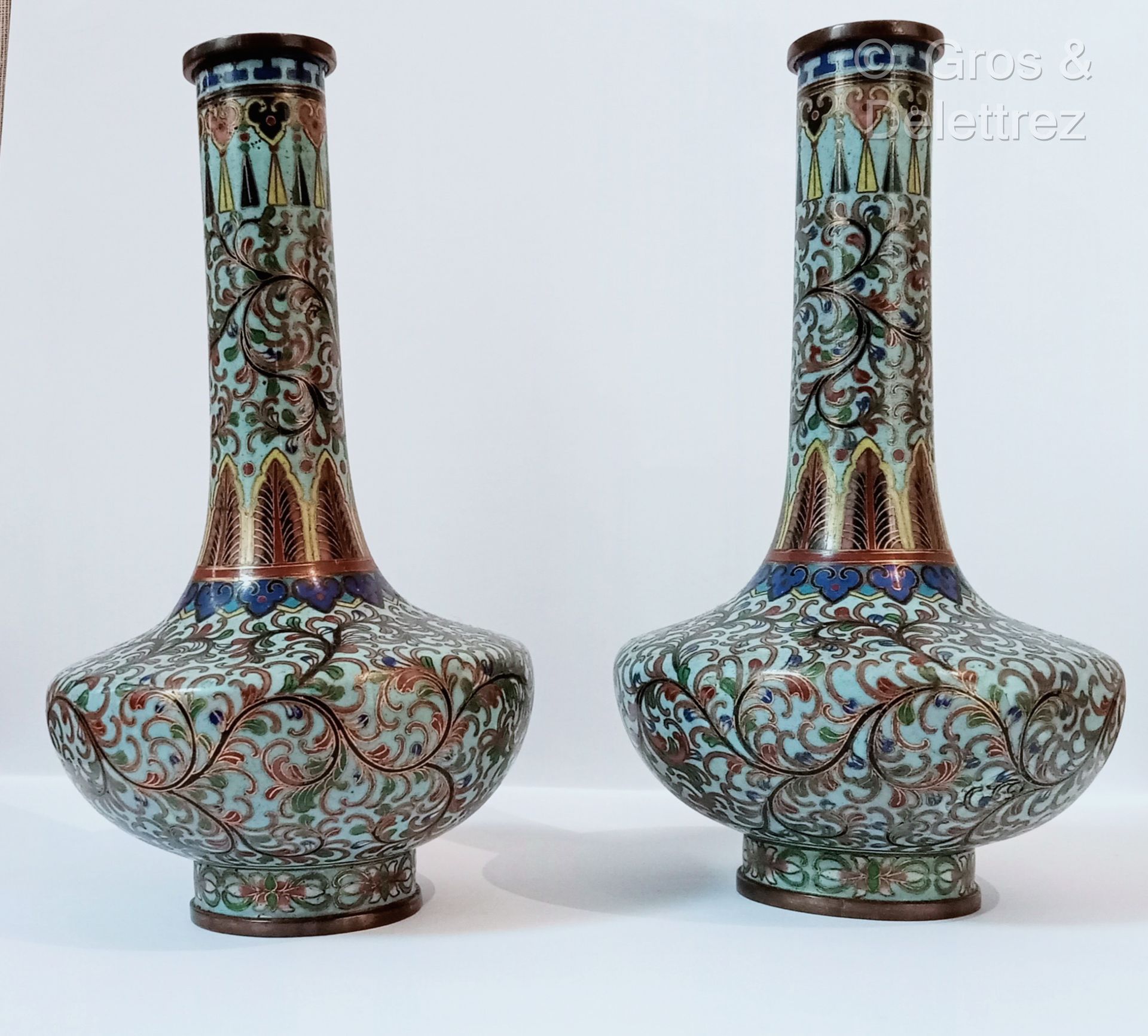 Null A pair of long narrow-necked cloisonné vases on copper, with polychrome dec&hellip;
