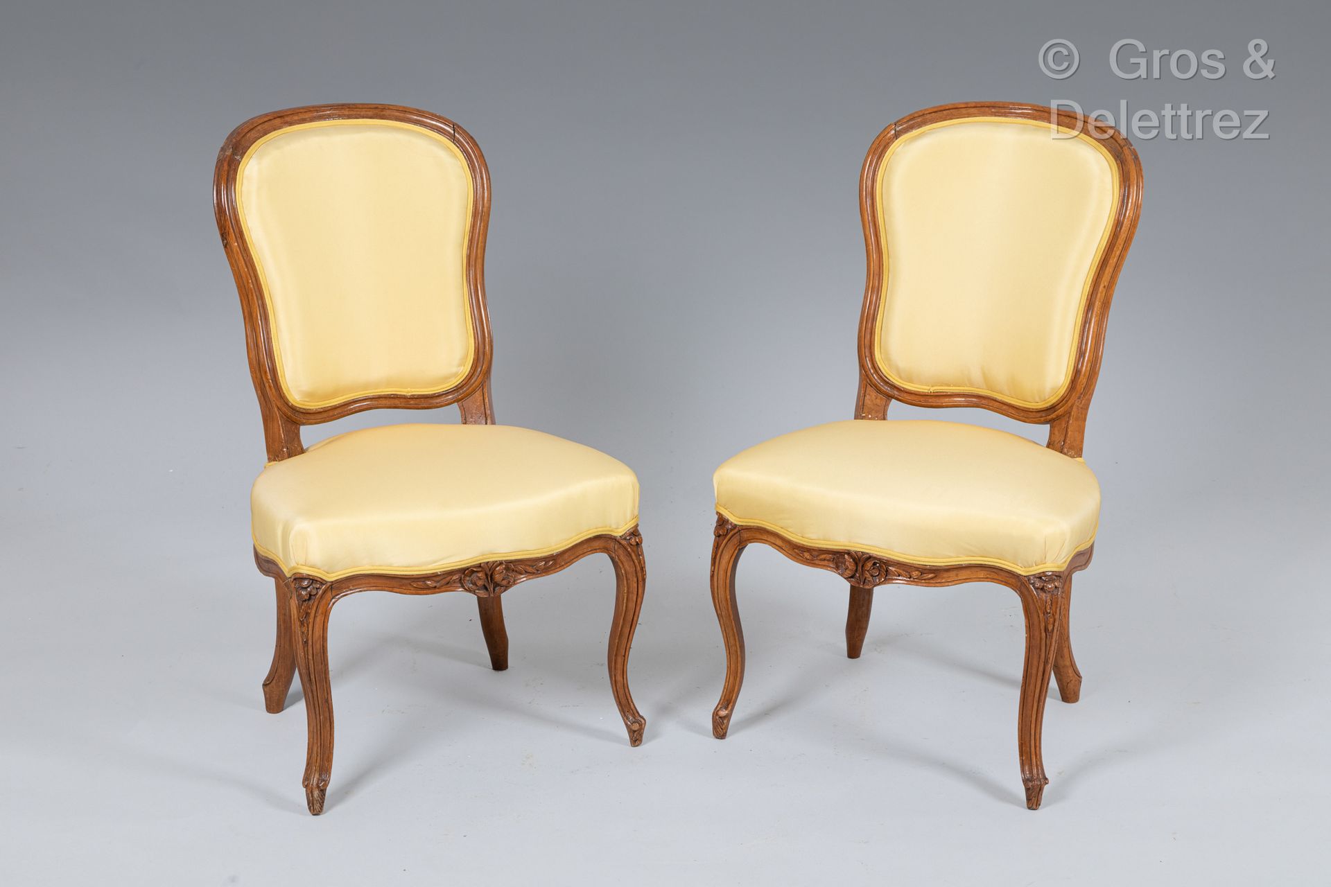 Null Ein Paar Cabriolet-Stühle aus natürlichem, gefrästem Holz, die auf vier gew&hellip;