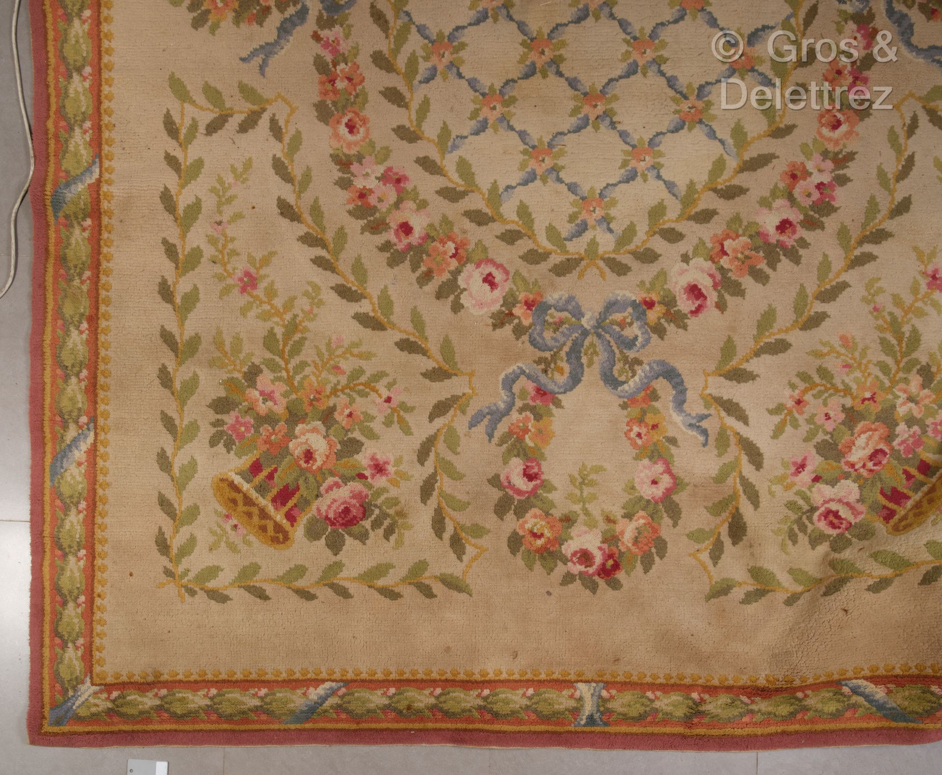 Null LA SAVONNERIE.大型羊毛地毯，有多色花的设计。
约350 x 250厘米。