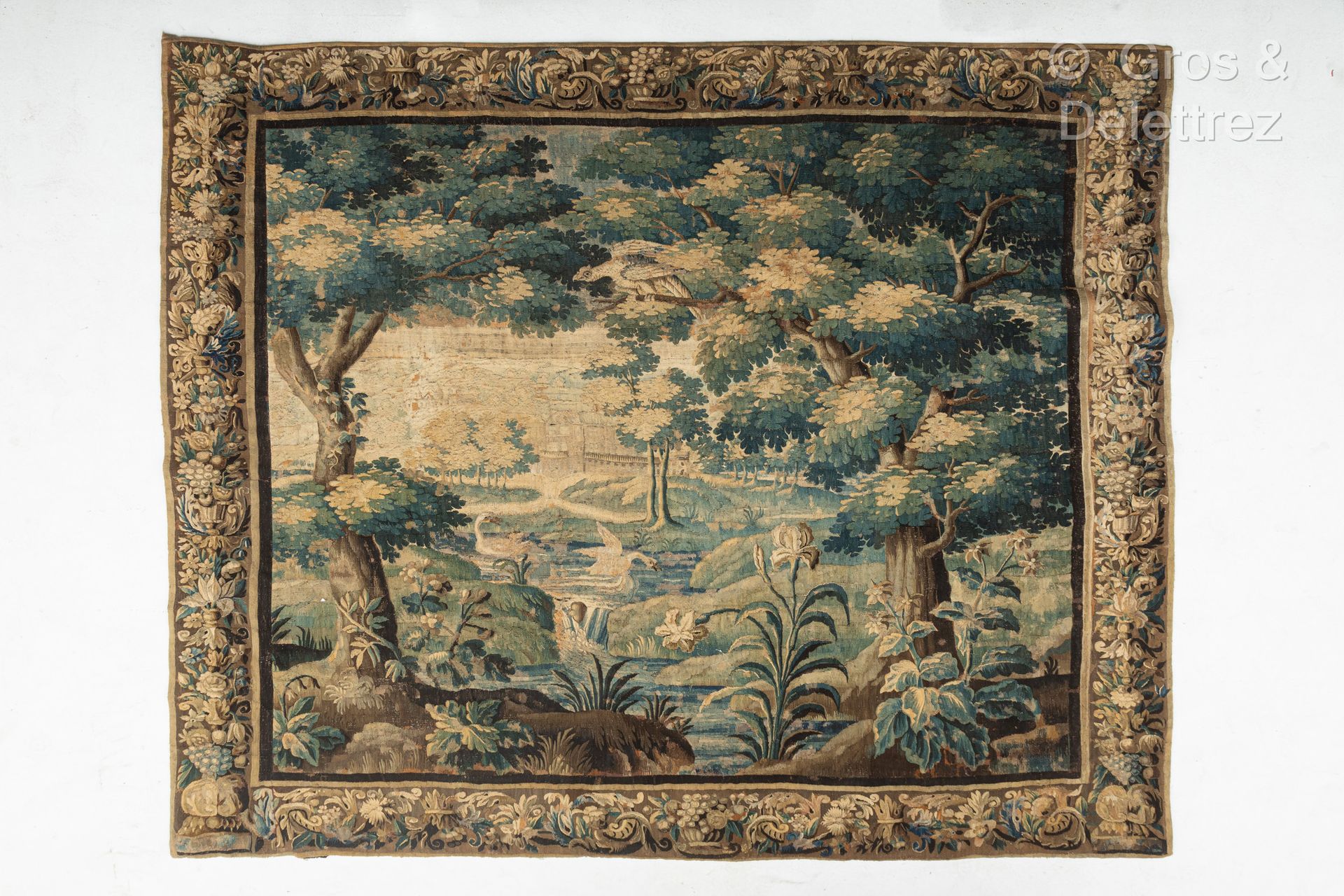 Null 奥布森
维尔杜尔挂毯，装饰有两只天鹅和一只鹦鹉，背景是一个设防的城镇，在一片树林中。边框上装饰着鲜花、叶子、葡萄和水果篮。
18世纪初（修复）。
27&hellip;