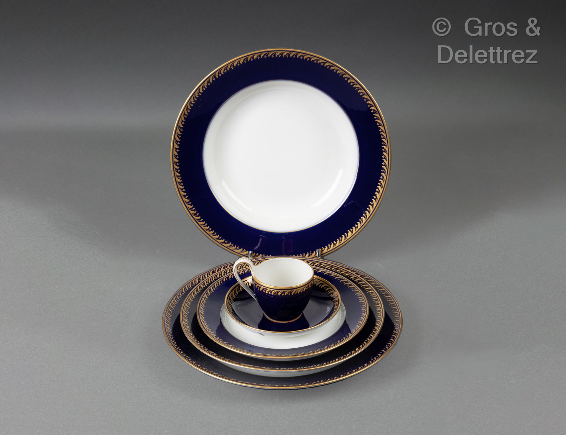 Null KPM BERLIN. Porcelain dinner service with midnight-blue enameled decoration&hellip;