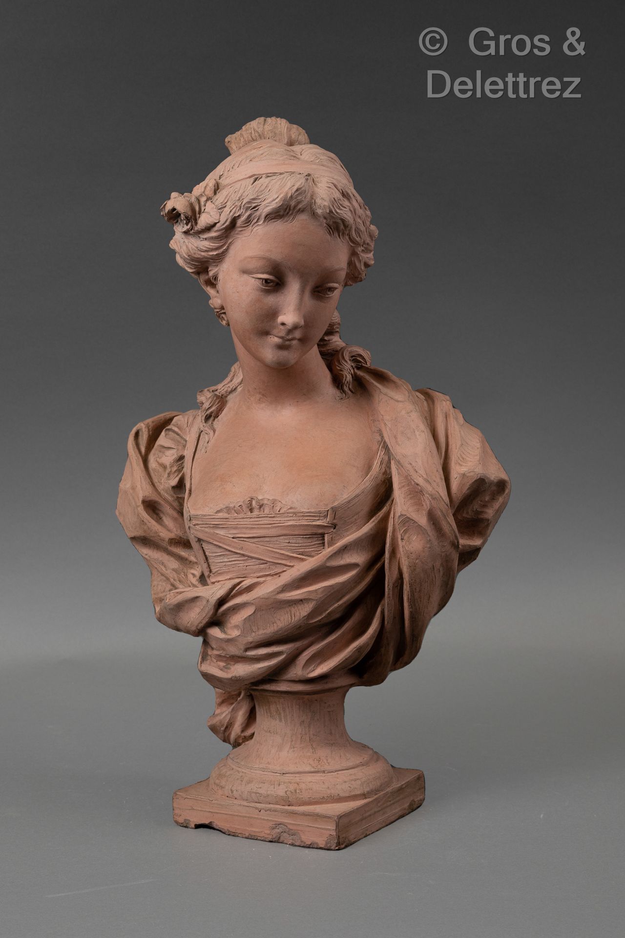 Null *在路易-西蒙-博伊佐特之后
年轻女子的半身像
陶土质地的证明。有签名和1774年的日期。
高度：50厘米
