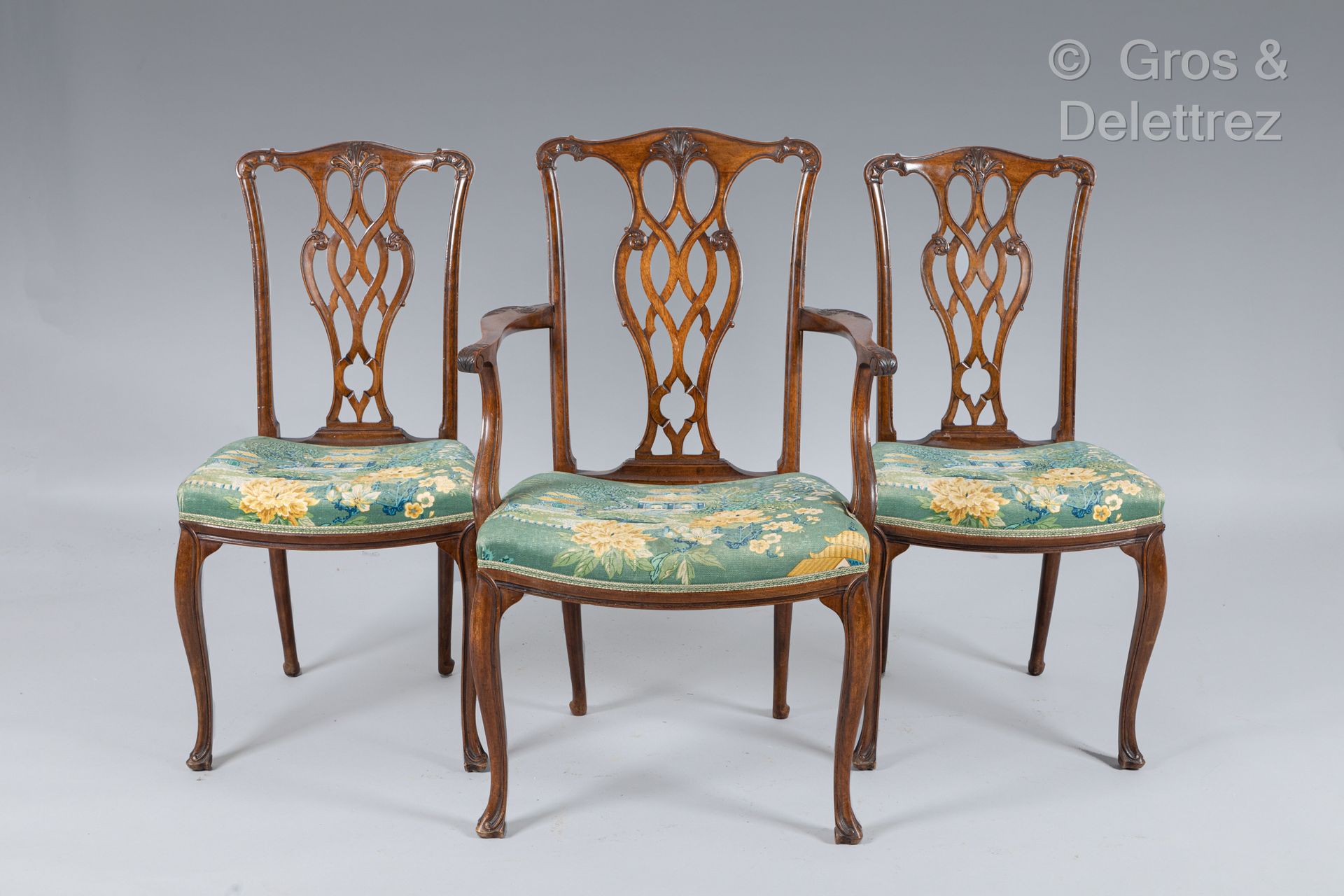 Null 一对扶手椅和四把椅子是天然木制的，背部有镂空雕刻的刺桐叶。他们站在略带拱形的腿上。
瑞典，19世纪
扶手椅高度：92厘米 椅子高度：86厘米