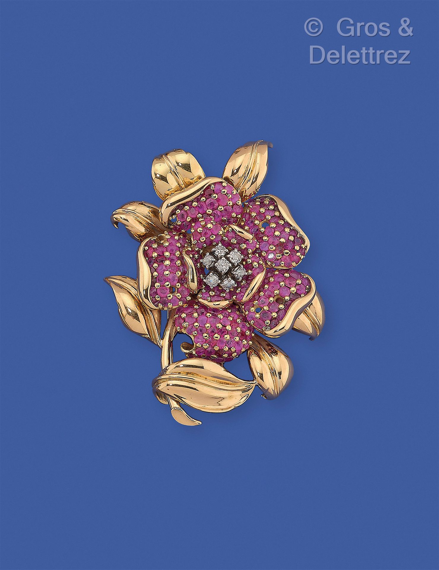 Null 法国作品，1940年代 - "花 "胸针，由75千分之一黄金和95万分之一铂金制成，花蕊镶嵌老式切割钻石，花瓣则铺设刻面红宝石。胸针为75万分之一黄金&hellip;