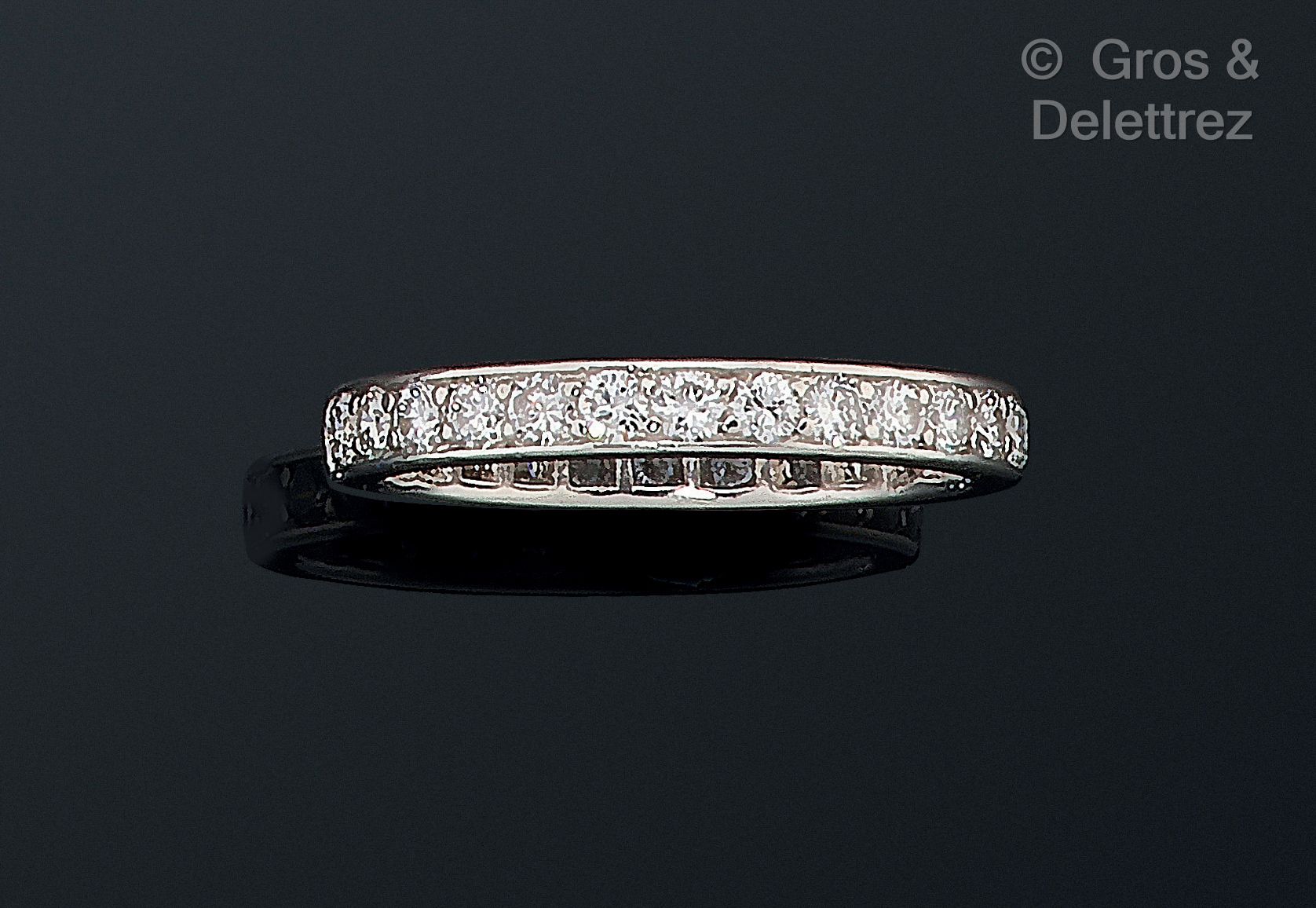 Null VAN CLEEF & ARPELS - 美国95万分之一铂金婚戒，全部镶嵌明亮式切割钻石。签名为 "VCA"，编号为 "16.984"。法国作品。
&hellip;