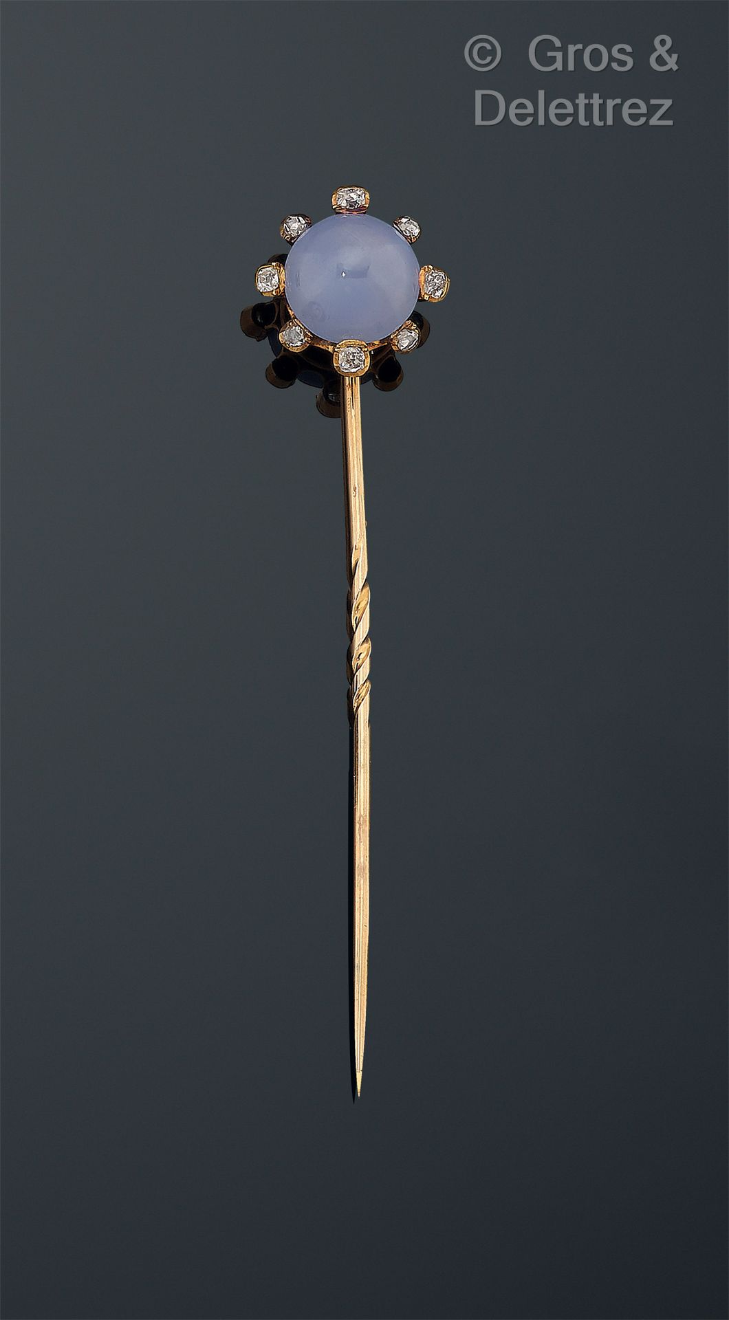 Null 19世纪的作品 - 75万分之一黄金领带针，在老式切割钻石的衬托下，镶嵌了一颗淡蓝色的凸圆形蓝宝石。长度：9厘米。图案的直径：1.7厘米。毛重：7.7&hellip;