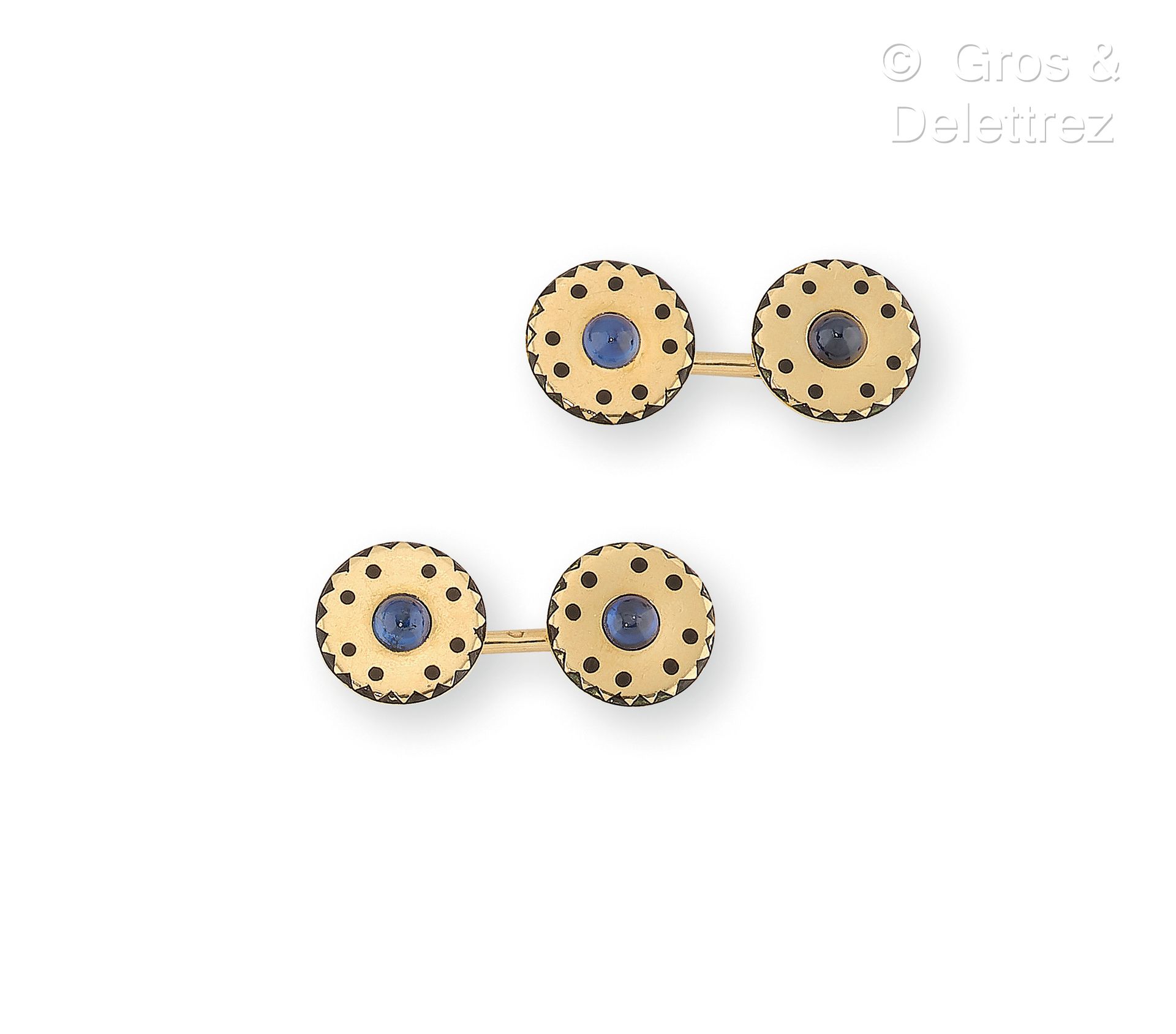 Null CARTIER, Années 1930 - 一对75万分之一黄金袖扣，圆形的末端突出并点缀着黑色珐琅，中心是封闭式镶嵌的凸圆形蓝宝石。签名为 "Ca&hellip;