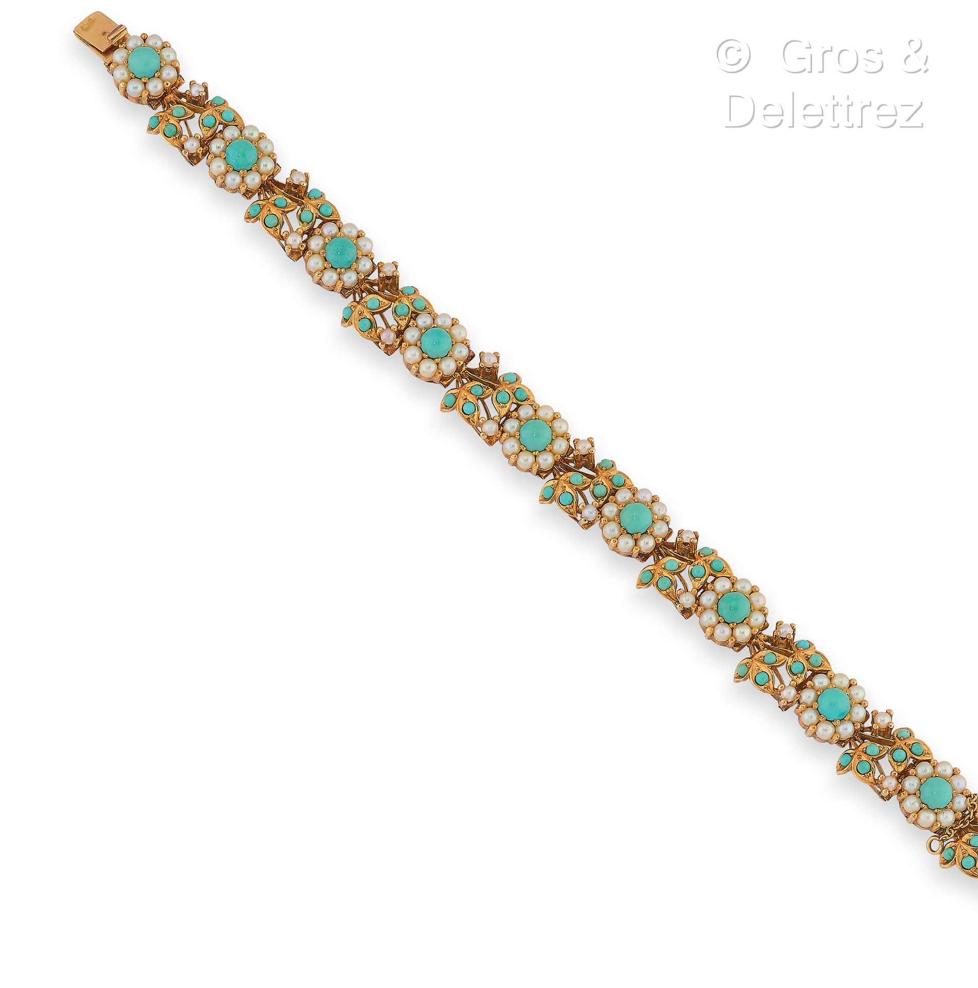 Null 葡萄牙作品 - 75万分之一黄金铰链式手镯，链节上装饰有叶子，并镶嵌有装饰性的蓝色凸圆形宝石、籽珍珠和白色半珍珠。长度：18.5厘米。毛重：43.4克&hellip;