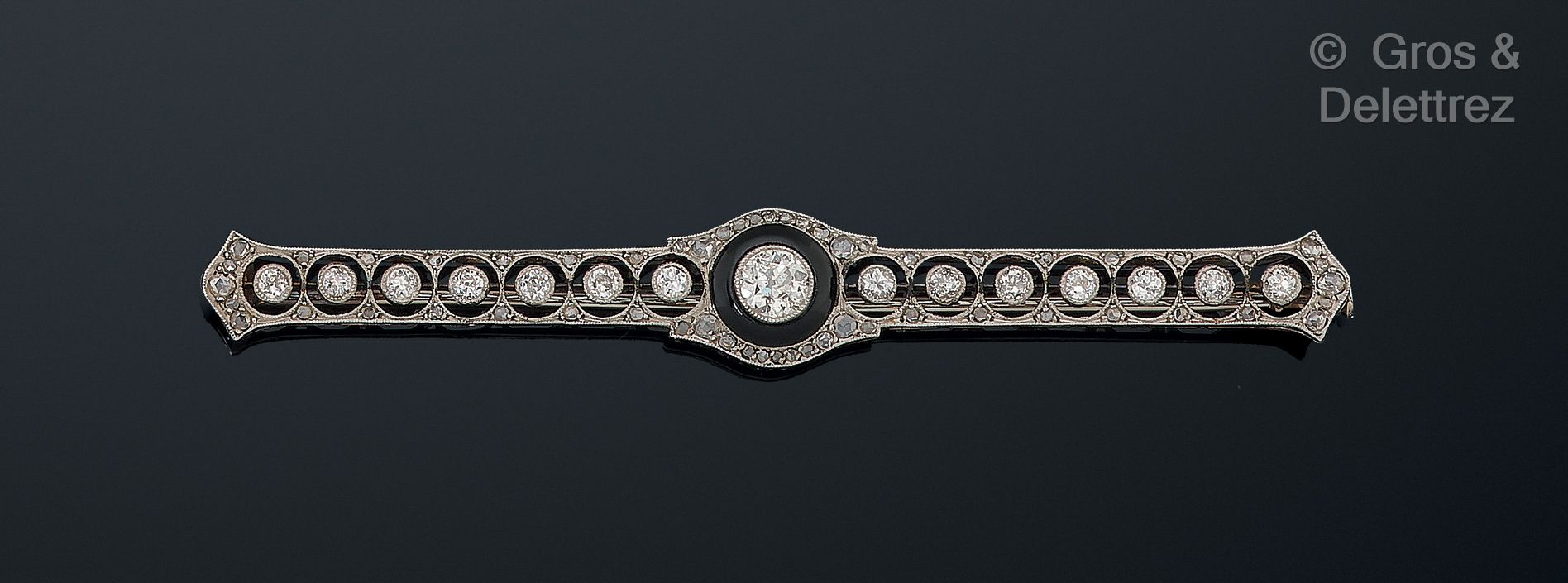 Null 法国作品，装饰艺术时期，1920-1930 - 75万分之一白金和85万分之一铂金制成的胸针，以一颗老式切割钻石为中心，用珍珠封闭式镶嵌，周围是黑玛瑙&hellip;