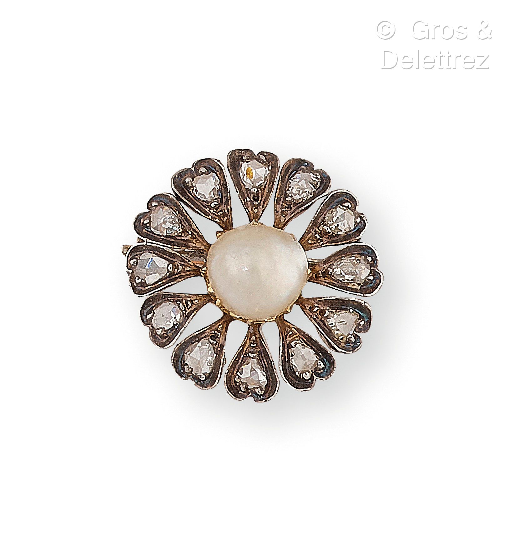 Null 19世纪下半叶的法国作品 - "花 "胸针，由千分之七十五的黄金和千分之八十的白银制成，花蕊上镶嵌着一颗纽扣珍珠，每个花瓣上都镶嵌着一颗玫瑰切割钻石。&hellip;