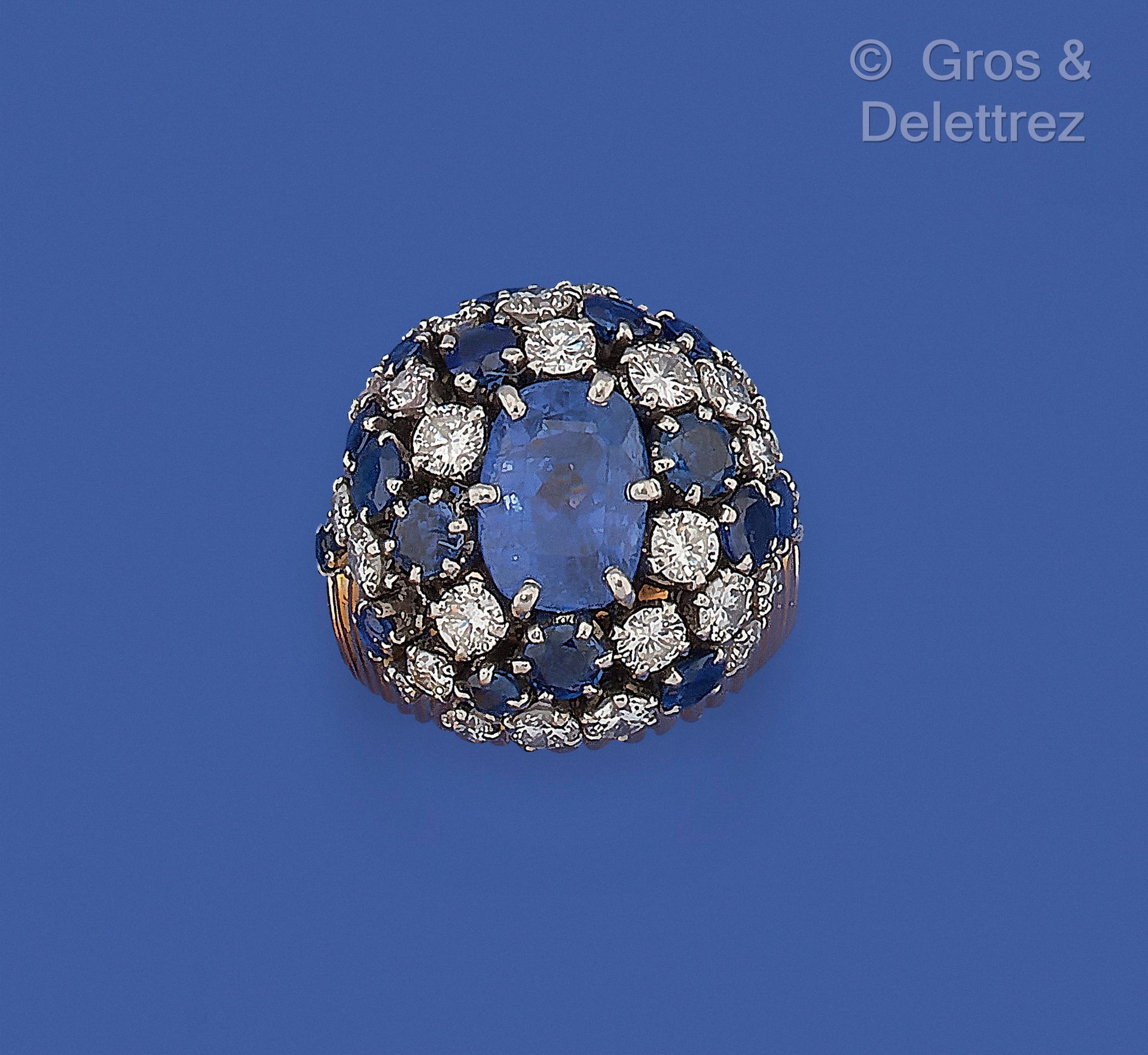 Null 法国1950-1960年的作品 - 鸡尾酒戒指，由75万分之一的黄金和95万分之一的铂金制成，上面有一个弯曲的圆形图案，铺有明亮式切割钻石和圆形刻面蓝&hellip;