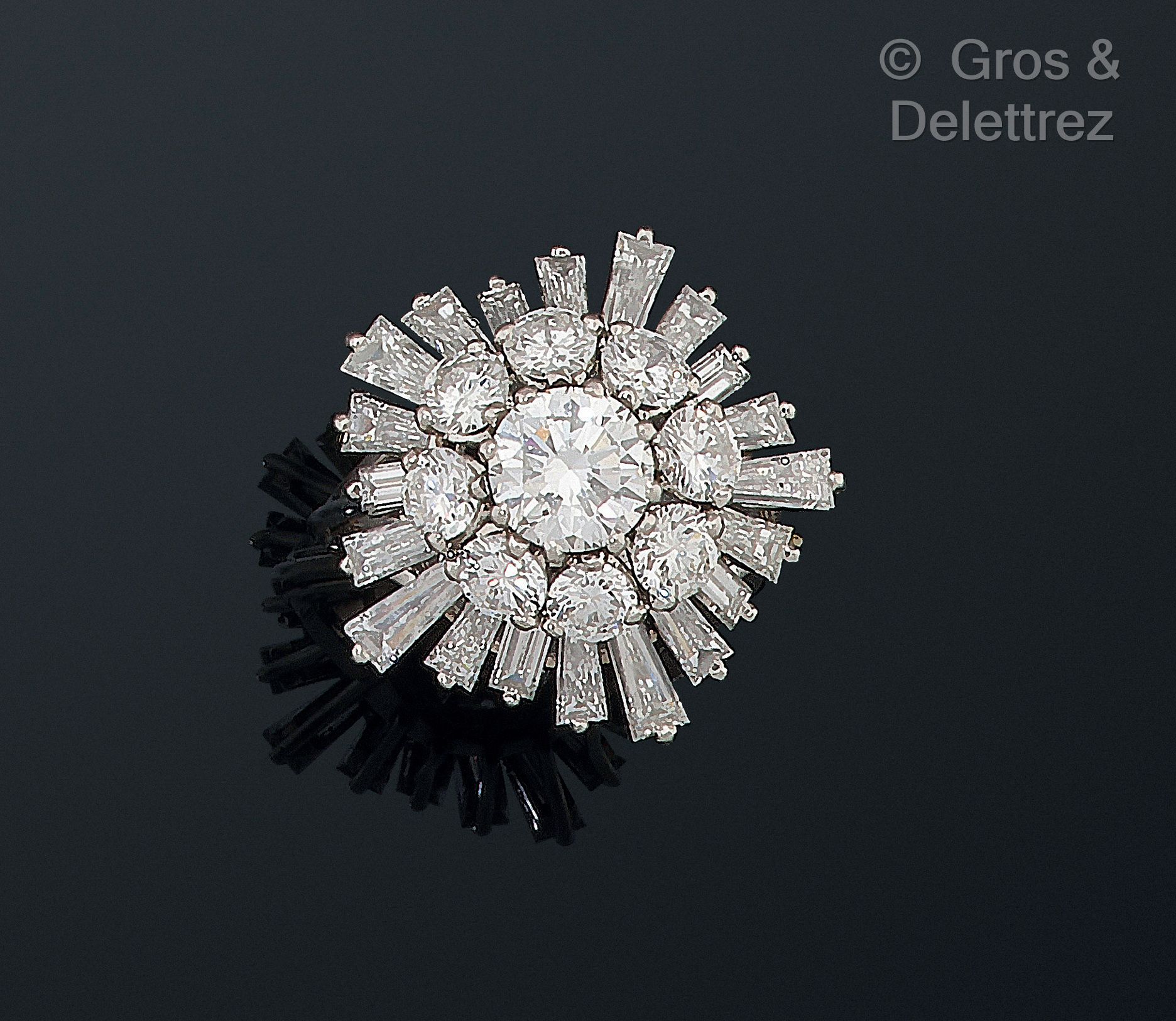 Null 20世纪50-60年代的法国作品 - 950千分之一铂金戒指，以镶有明亮式切割钻石的花卉图案为中心，在光芒四射的星空中镶嵌长方形切割和锥形钻石。
主钻&hellip;