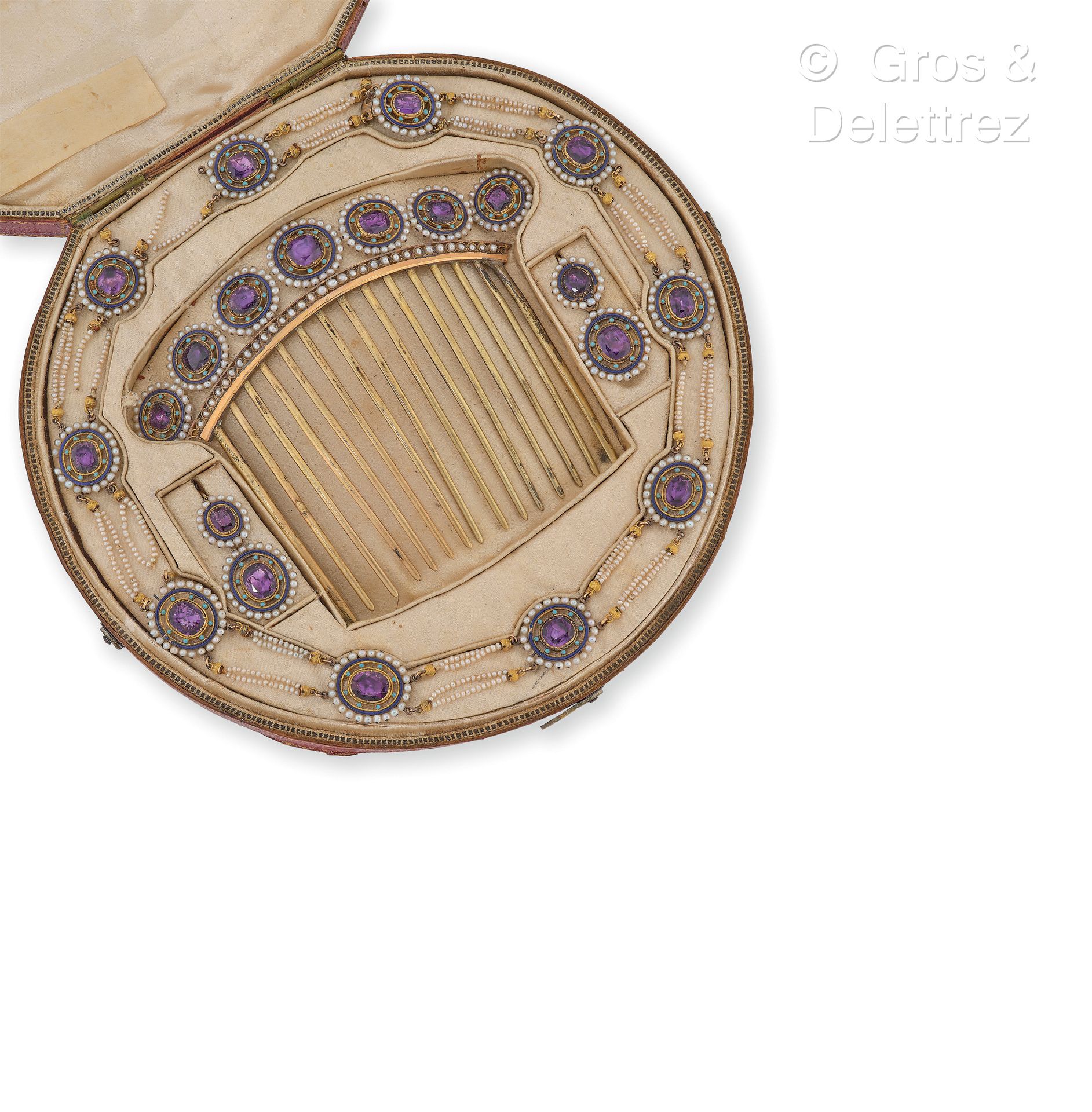 Null 19世纪初的法国作品 - 镶嵌在75万分之一的黄金，80万分之一的vermeil和金属，包括一把梳子，一条两排项链和一对耳环，装饰着椭圆形的紫水晶，蓝&hellip;