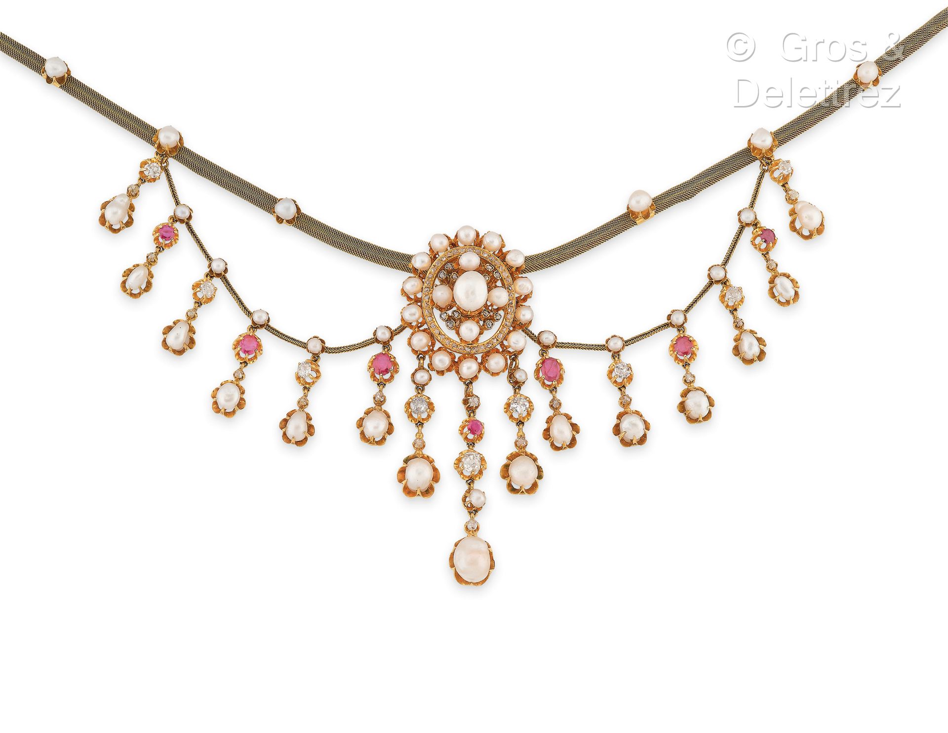 Null 19世纪拿破仑三世时期的作品 - 75万分之一黄金制成的柔软垂坠项链，中央有一个可移动的奖章，镶嵌着巴洛克珍珠和玫瑰式切割钻石，支撑着镶嵌着巴洛克珍珠&hellip;