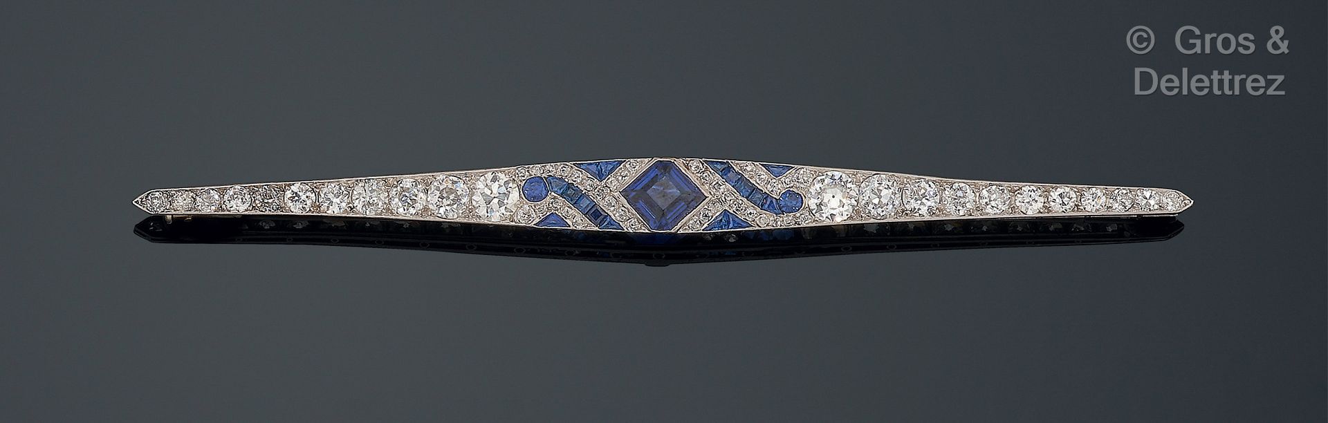 Null BOUCHERON Paris, Commande Spéciale, 1930年代的作品 - 950千分之一铂金的胸针，以一颗钻石型蓝宝石为中心，周&hellip;