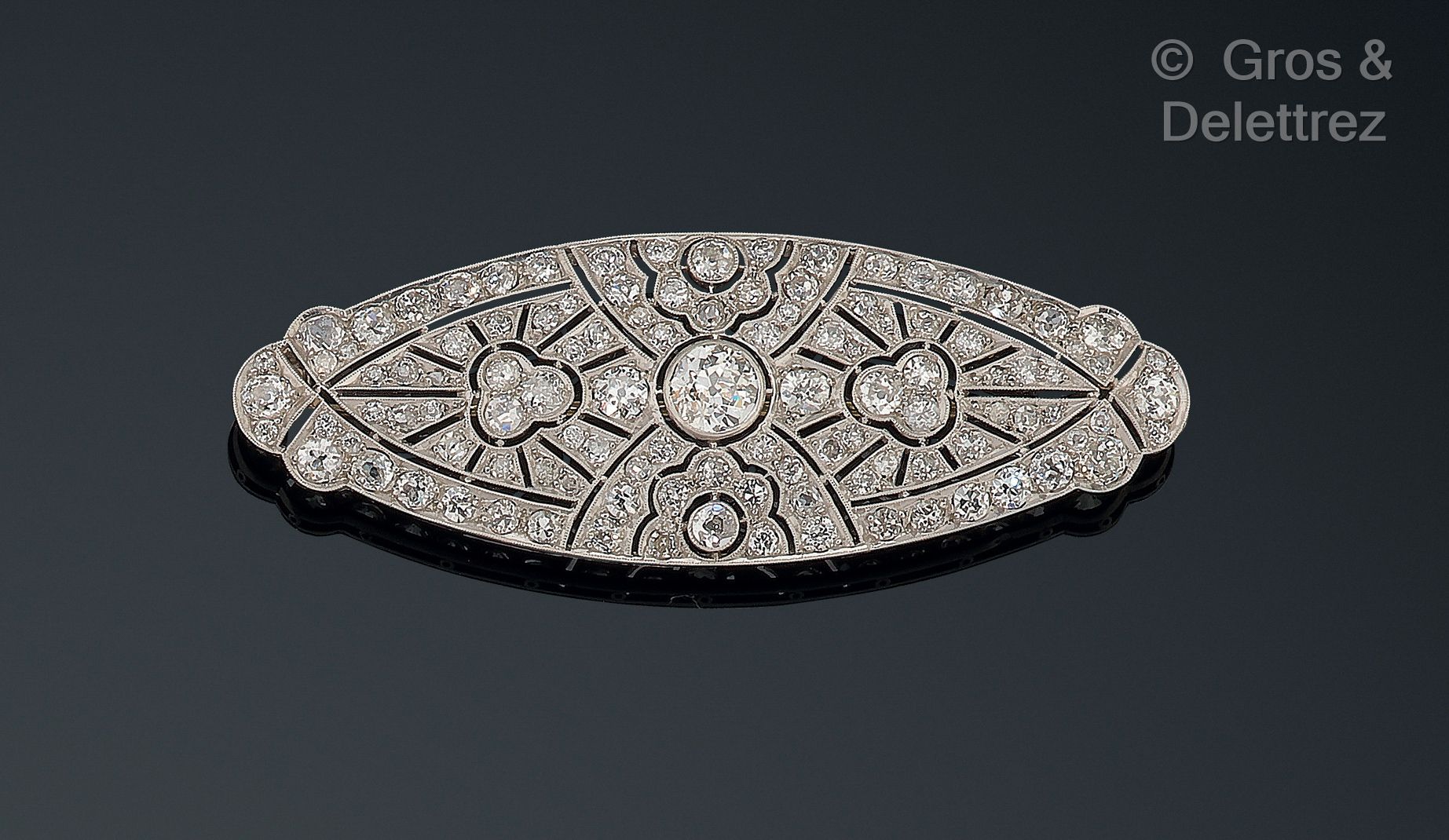 Null 法国装饰艺术作品，20世纪20年代至30年代 - 950千分之一的铂金脐带胸针，带有镂空的几何和风格化的花卉图案，全部镶有老式切割钻石，其中一颗在中心&hellip;