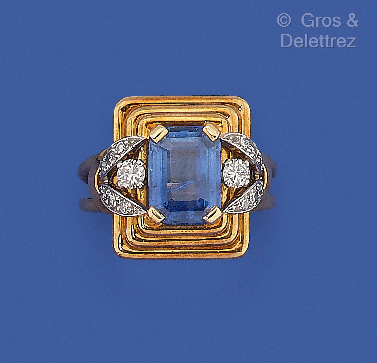 Null 20世纪40-50年代的法国作品 - 75万分之一黄金和95万分之一铂金戒指，长方形阶梯式表圈以蓝宝石为中心，肩部有叶状图案，镶嵌8/8和明亮式切割钻&hellip;