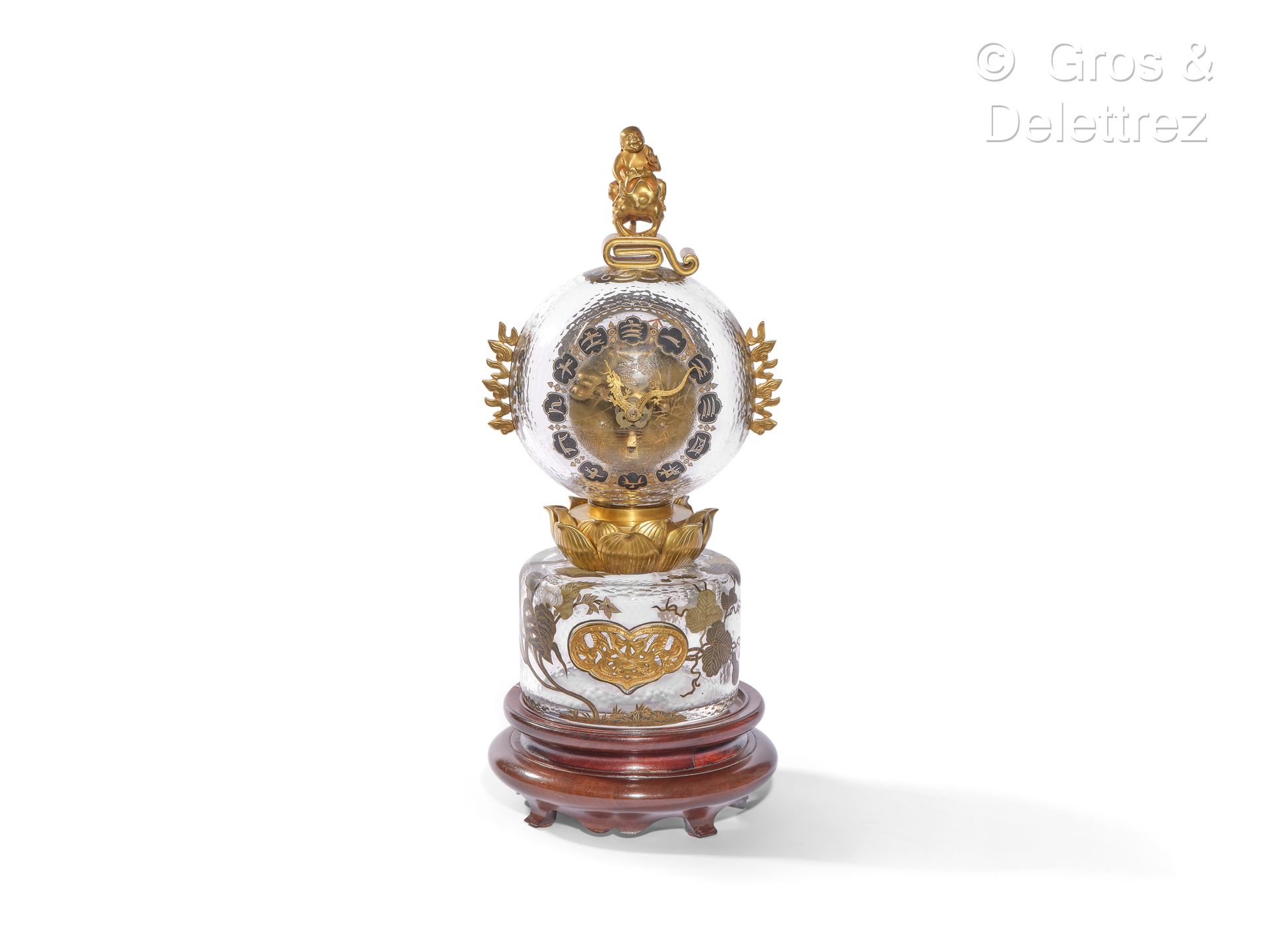 Null 水晶楼梯
卓越的 "日本式 "时钟，采用鎏金青铜和精细切割的水晶，并以多色珐琅和镀金来加强。镀金的表盘数字是在黑色背景上用汉字书写的软笔画。
签名为 &hellip;