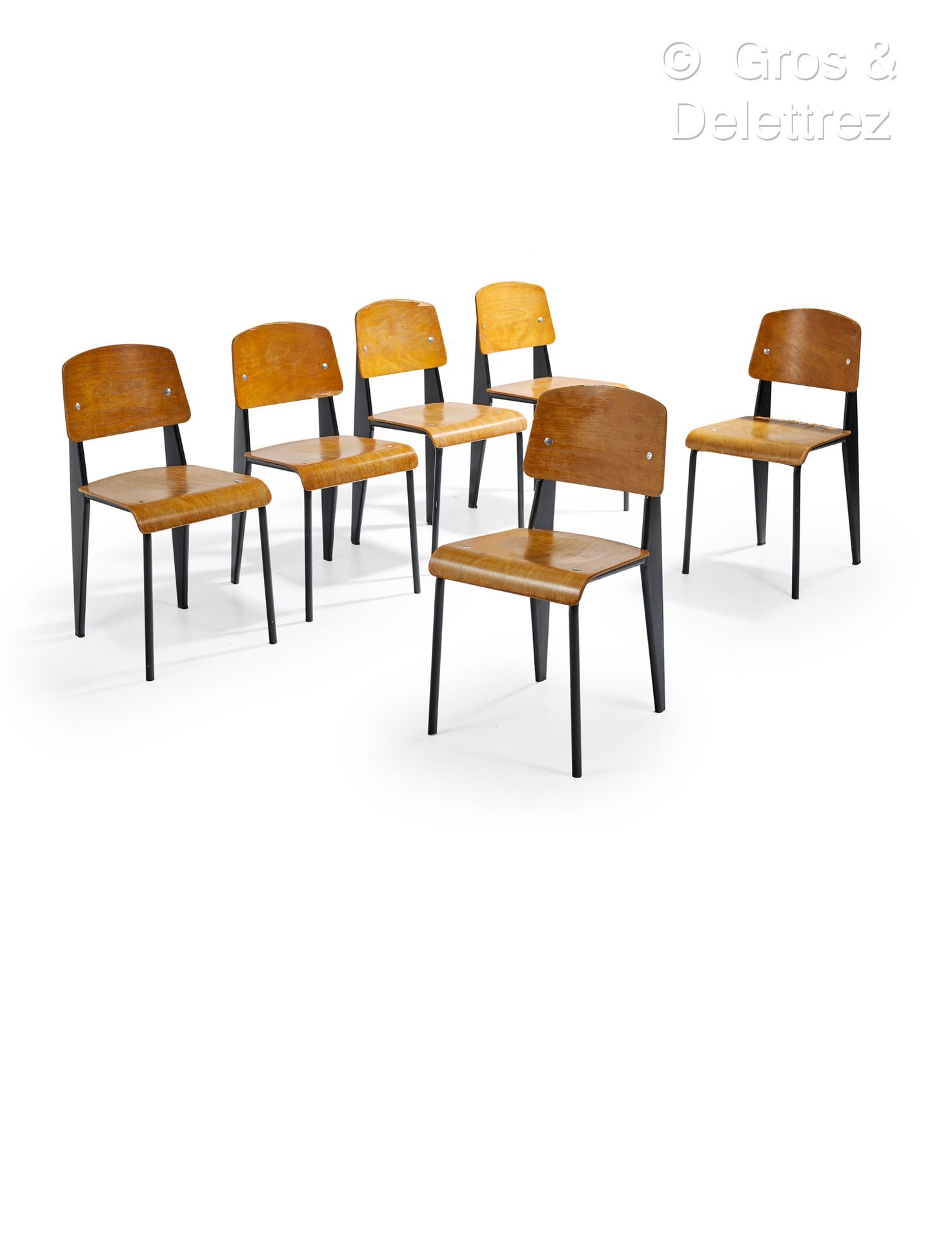 Null 让-普罗维 (1901-1984)
六张Métropole 306 "标准 "套椅，椅腿为折叠钢片和模制胶合板。
创作于1953年。
高：81厘米/宽&hellip;