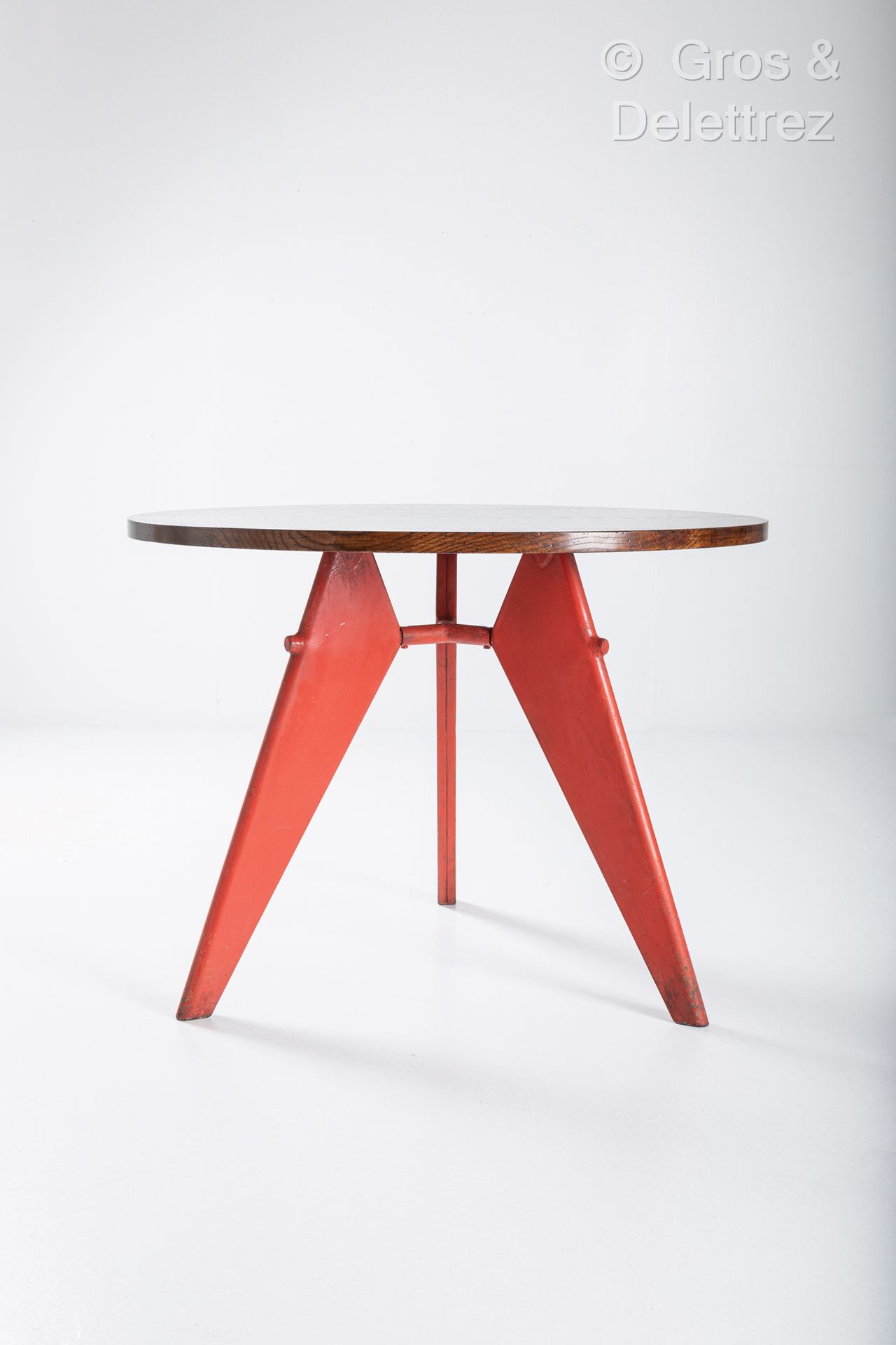 Null Jean PROUVE (1901-1984)
Table, circular oak top, tripod base in red lacquer&hellip;