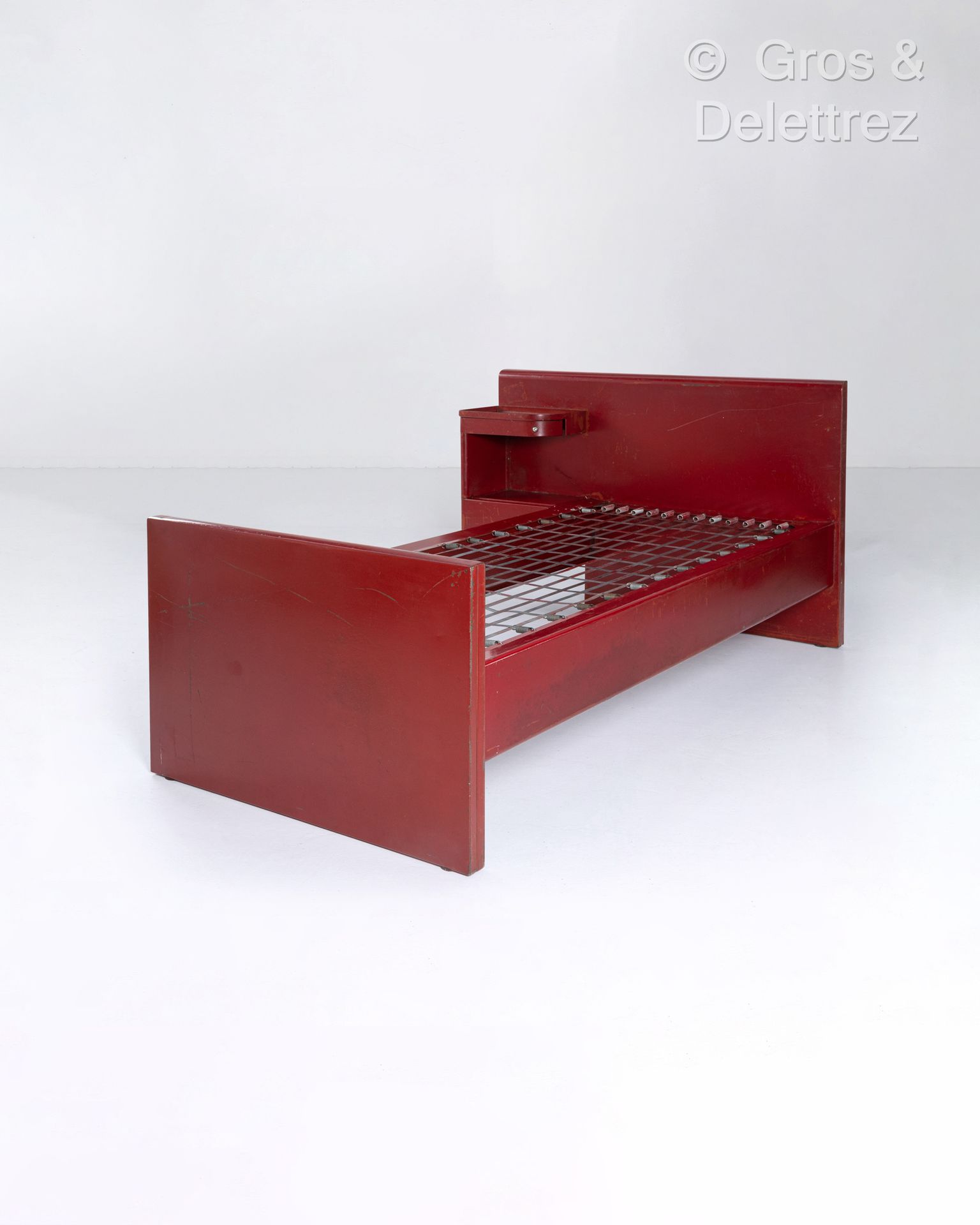 Null 让-普罗维(1901-1984)和朱尔斯-勒鲁(1883-1961)
带集成床头柜的床，"Martel de Janville "模型，红色漆面的折叠&hellip;