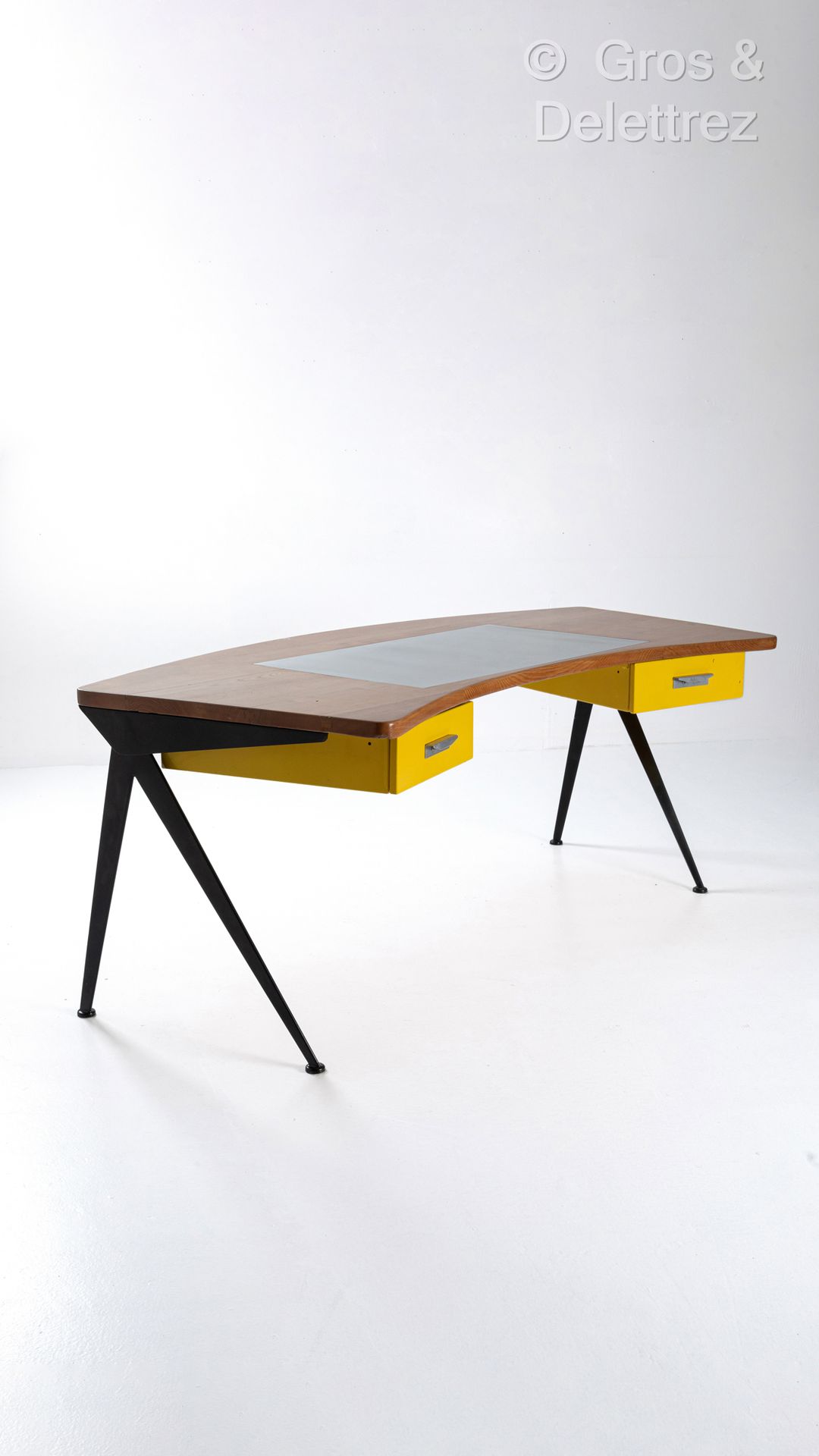 Null 让-普罗维(1901-1984)
Compas Galbé "办公桌，橡木桌面上有两个黄色漆面金属的前抽屉和一个镀铬的金属桌垫，全部放在一个黑色漆面金&hellip;